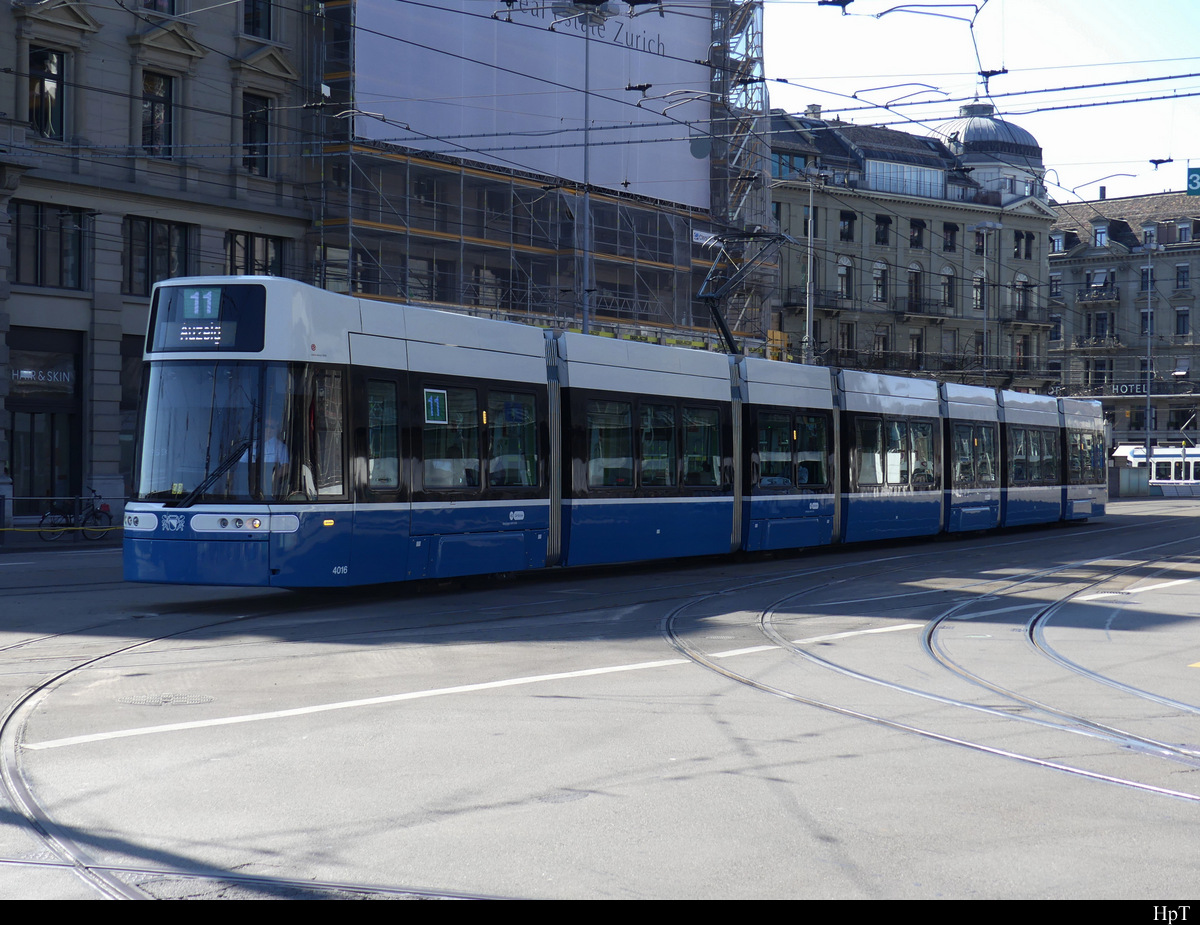 VBZ - Tram Be 6/8 4016 unterwegs auf der Linie 11 in der Stadt Zürich am 13.03.2022
