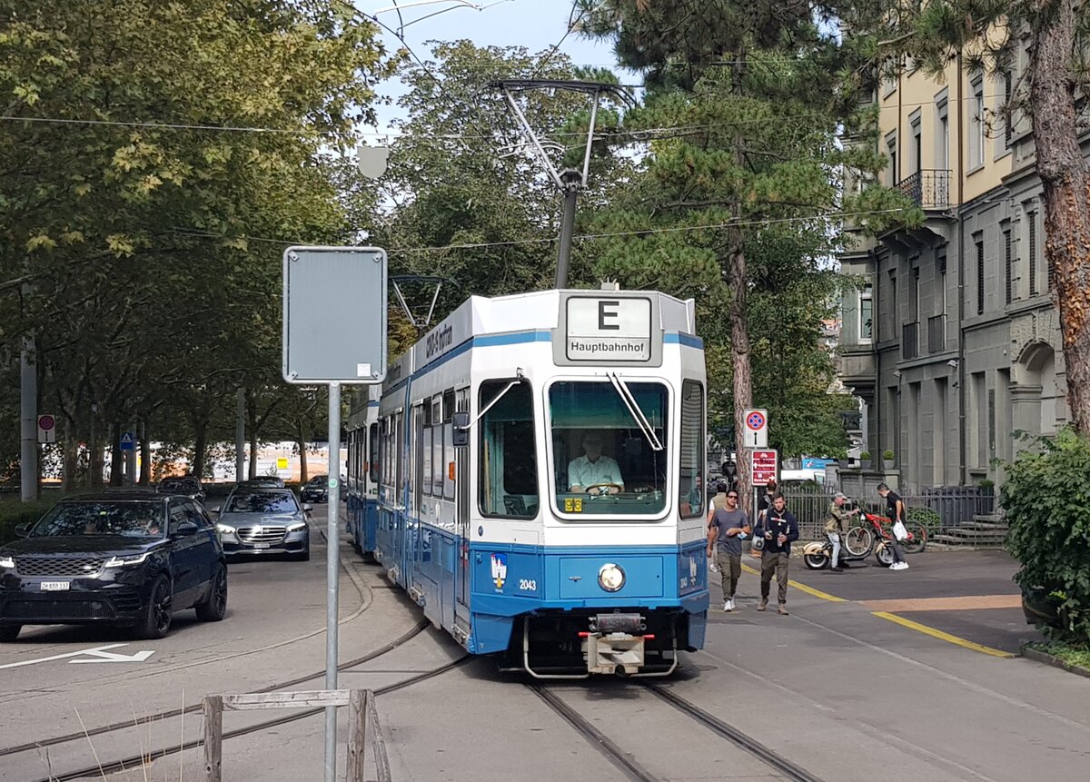 VBZ Wagennummer 2043  Rennweg  in der Gessnerallee. Dieser Wagen verkehrt seit Septemberals Impftram. Datum: 25. 9. 2021