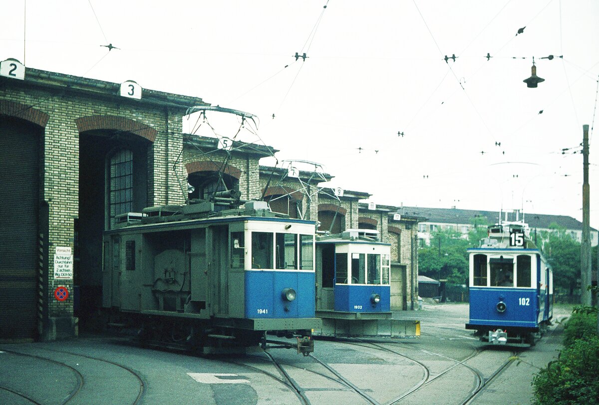 VBZ Zürich__Ce 2/2 Nr. 102_Bj. 1900 mit Arbeitswagen Xe2/2 Nr.1941 (Schienenreinigungswagen) und Xe2/2 Nr. 1932 (Güter-Tw Bj. 1945)__14-09-1974  