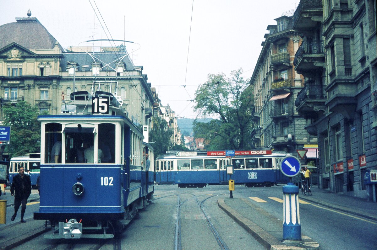 VBZ Zürich__Stadtrundfahrt mit Ce 2/2 Nr.102 Bj.1900 samt Bw. Im Hintergrund ein Be 4/4 auf Linie 3.__14-09-1974