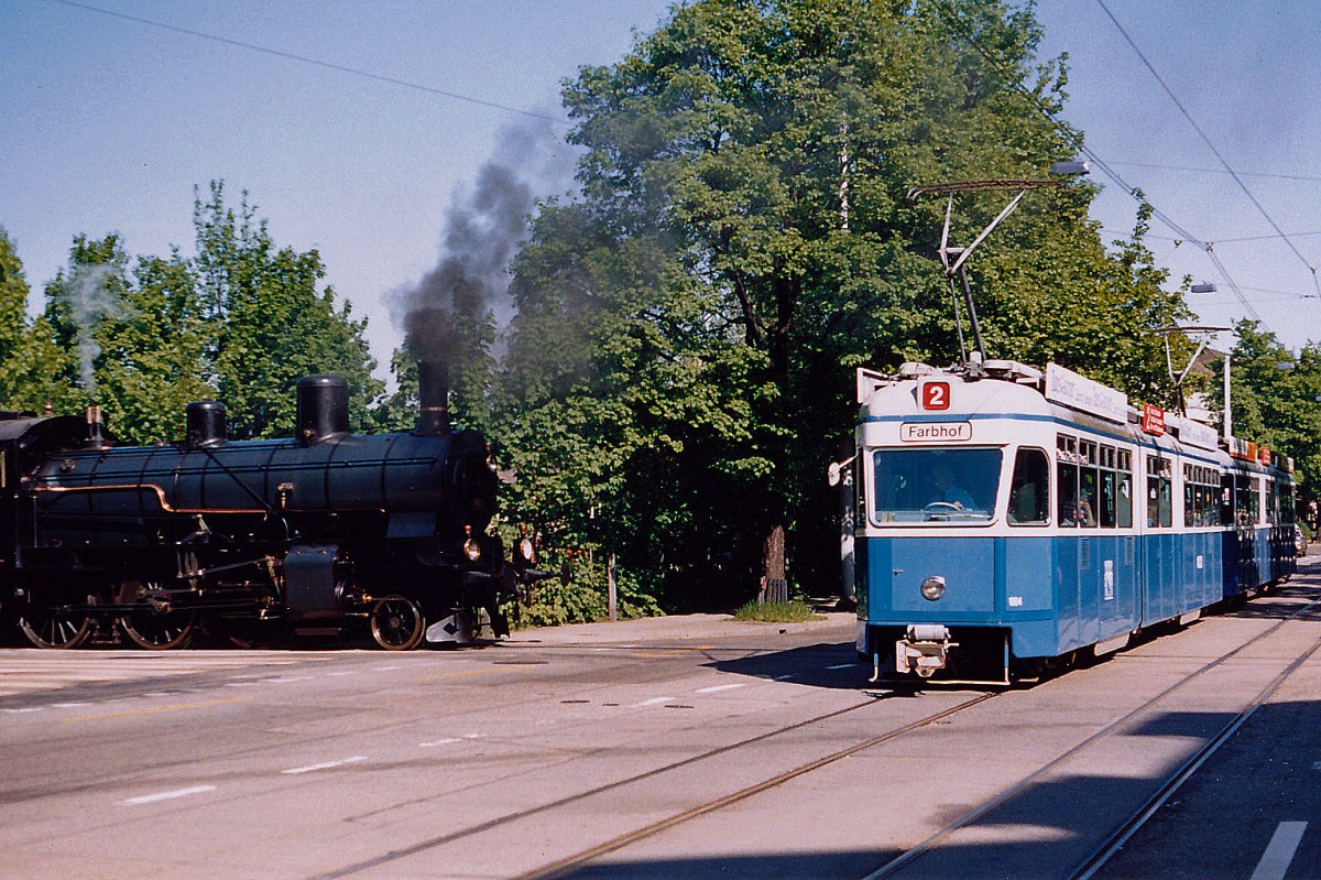 VBZ/SBB HISTORIC: Dank Fotografenglück entstand dieses ausserordentliche Bild (Also keine Fotofahrt. Während der Aufnahme befanden sich beide Züge auf der Fahrt). Anlässlich einer Sonderfahrt mit der B 3/4 1367 (1916) von SBB HISTORIC kam es in Zürich im September 1986 zu der sehr seltenen Zufallsbegegnung zwischen einem Be 4/6-Tramzug der Linie 2 in Richtung FARBHOF und dem Dampfzug.
Foto: Walter Ruetsch