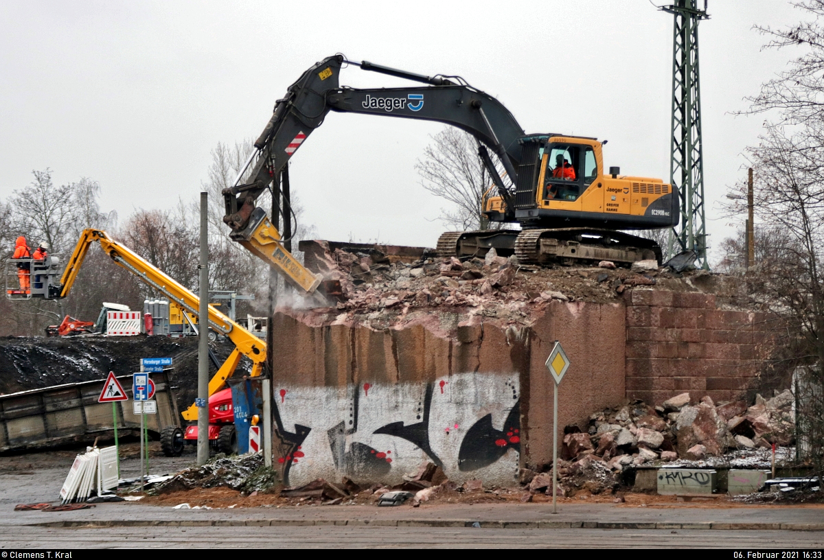 VDE 8 Komplexmaßnahme Halle Rosengarten–Angersdorf
▶ Standort: Halle Rosengarten

Neben den beiden Brücken wurden am vergangenen Wochenende ebenso deren Widerlager abgebrochen. Ein Bagger mit Hydraulikhammer nimmt sich der lärm- und zeitintensiven Arbeit an der ehemaligen Argentinierbrücke an.

🕓 6.2.2021 | 16:33 Uhr