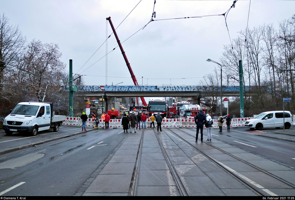 VDE 8 Komplexmaßnahme Halle Rosengarten–Angersdorf
▶ Standort: Halle Rosengarten

Durch den Abriss der beiden Bahnbrücken am Hp Halle Rosengarten musste die Merseburger Straße am vergangenen Wochenende für den Verkehr gesperrt werden. Stattdessen schauten einige interessierte Hallenser vorbei, die sich das Spektakel nicht entgehen lassen wollten. Immerhin kam der größte mobile Kran der Welt zum Einsatz.
Die im Vordergrund befindliche Brücke gehört übrigens nicht dazu. Sie dient lediglich Fußgängern und der Gasversorgung.

🕓 6.2.2021 | 17:05 Uhr