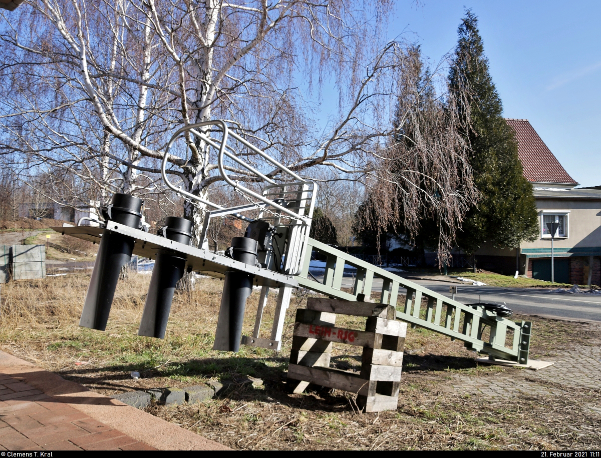VDE 8 Komplexmaßnahme Halle Rosengarten–Angersdorf
▶ Standort: Hp Zscherben

Das neue Hl-Blocksignal B Richtung Angersdorf wartet vor dem Stellwerksgebäude auf seinen Aufbau. In der Gegenrichtung wurde bereits ein neues Signal installiert und dabei versetzt.

🚩 Bahnstrecke Halle–Hann. Münden (KBS 590)
🕓 21.2.2021 | 11:11 Uhr