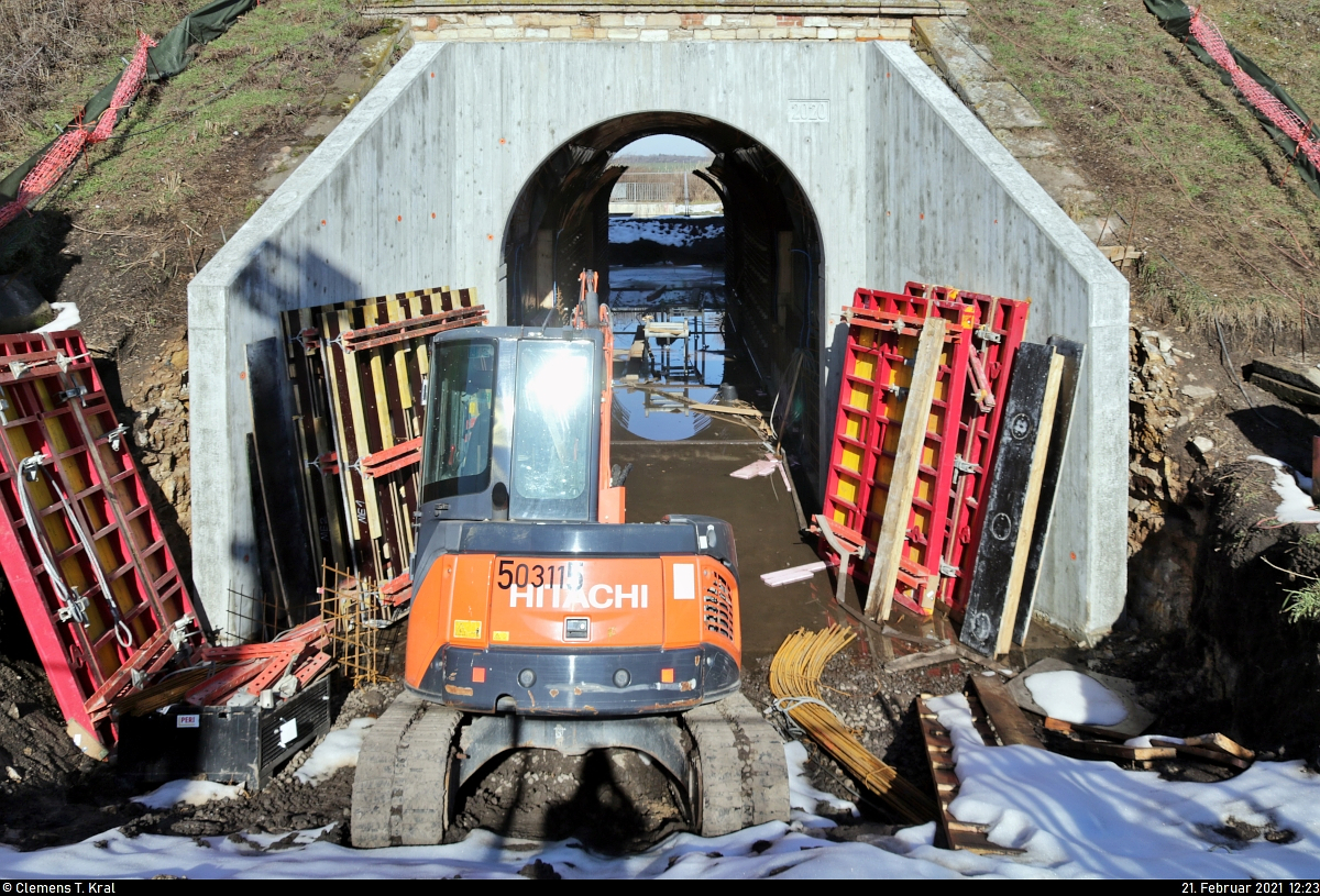 VDE 8 Komplexmaßnahme Halle Rosengarten–Angersdorf
▶ Standort: EÜ Eisdorf am km 16,407

Neben Gleiserneuerungen und technischen Arbeiten zwischen Teutschenthal und Angersdorf wird in Eisdorf (Teutschenthal) auch die Eisenbahnüberführung (EÜ) am Würdebach neugebaut.
Zum Sonntag gelang eine Aufnahme des aktuellen Baufortschritts durch den Bauzaun an einem öffentlichen Weg.

🚩 Bahnstrecke Halle–Hann. Münden (KBS 590)
🕓 21.2.2021 | 12:23 Uhr