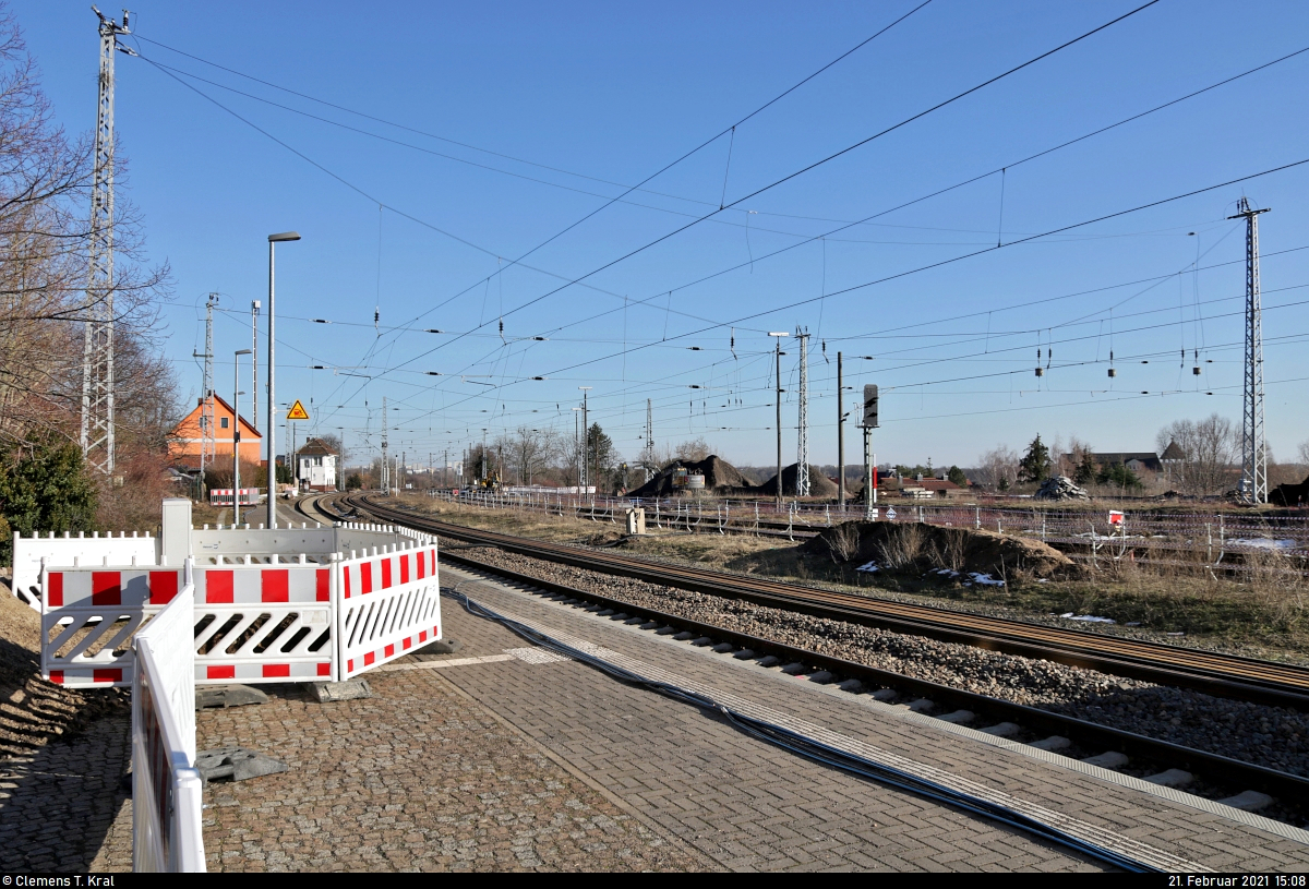 VDE 8 Komplexmaßnahme Halle Rosengarten–Angersdorf
▶ Standort: Bahnhof Angersdorf

Von dem mittlerweile weiträumig abgesperrten Bahnsteig 1 sind Fotos vom Baugeschehen nur noch in engen Grenzen möglich. Das Erscheinungsbild der östlichen Ausfahrt ändert sich zunehmend, doch bis Dezember bleibt noch viel zu tun.

<a href= https://www.bahnbilder.de/bild/Deutschland~Bahntechnische+Anlagen+und+Kunstbauten~Gleise+und+Weichen/1240208/blick-auf-die-oestliche-ausfahrt-des.html >Bild von Anfang Dezember 2020</a>

🚩 Bahnstrecke Halle–Hann. Münden (KBS 590)
🕓 21.2.2021 | 15:08 Uhr