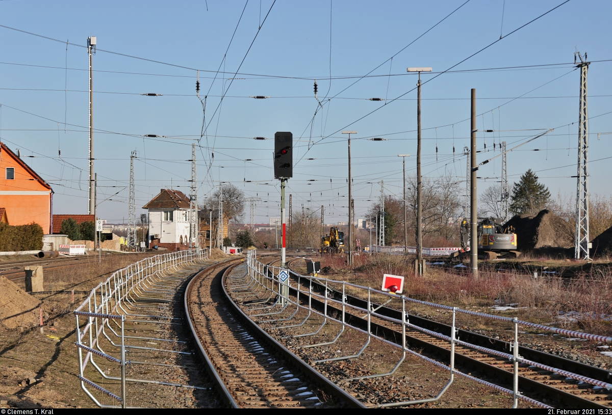 VDE 8 Komplexmaßnahme Halle Rosengarten–Angersdorf
▶ Standort: Bahnhof Angersdorf

Erste bauliche Veränderungen deuten sich in der östlichen Bahnhofsausfahrt an. Gleis 3 wird momentan noch von der hier endenden RB75 befahren und ist beidseitig abgesperrt. Neu ist das kürzlich aufgestellte Hl-Signal E, das die Züge für die betriebliche Absicherung lediglich zum Halten auffordern soll. Es kann nur Hp 0 zeigen - alle anderen Lichtzeichen sind verdeckt.
Alle anderen Ausfahrsignale sind bereits demontiert worden. Im Hintergrund steht noch das elektromechanische Fahrdienstleiter-Stellwerk  Ag .
Aufgenommen am Ende des Bahnsteigs 2/3.

🚩 Bahnstrecke Halle–Hann. Münden (KBS 590)
🕓 21.2.2021 | 15:33 Uhr