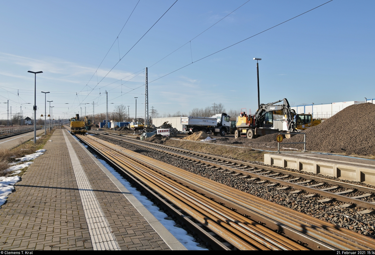 VDE 8 Komplexmaßnahme Halle Rosengarten–Angersdorf
▶ Standort: Bahnhof Angersdorf

Die Durchgangsgleise 1 und 2 sind jetzt in fester Hand der Baufahrzeuge. Viele von ihnen parken an diesem ruhigen Sonntag in der benachbarten Ladestraße. Auf Gleis 2 wurden bereits einige Schienen bereitgelegt, die auf ihren Einbau warten.

🚩 Bahnstrecke Halle–Hann. Münden (KBS 590)
🕓 21.2.2021 | 15:16 Uhr