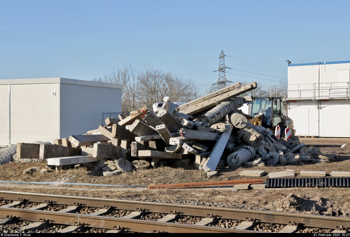 VDE 8 Komplexmaßnahme Halle Rosengarten–Angersdorf
▶ Standort: Bahnhof Angersdorf

Etliche ausgediente Betonteile - vom Signalmast bis hin zu Spanngewichten - wurden in der alten Ladestraße auf einem  Trümmerhaufen  gesammelt.
Aufgenommen von Bahnsteig 2/3.

🚩 Bahnstrecke Halle–Hann. Münden (KBS 590)
🕓 21.2.2021 | 15:27 Uhr