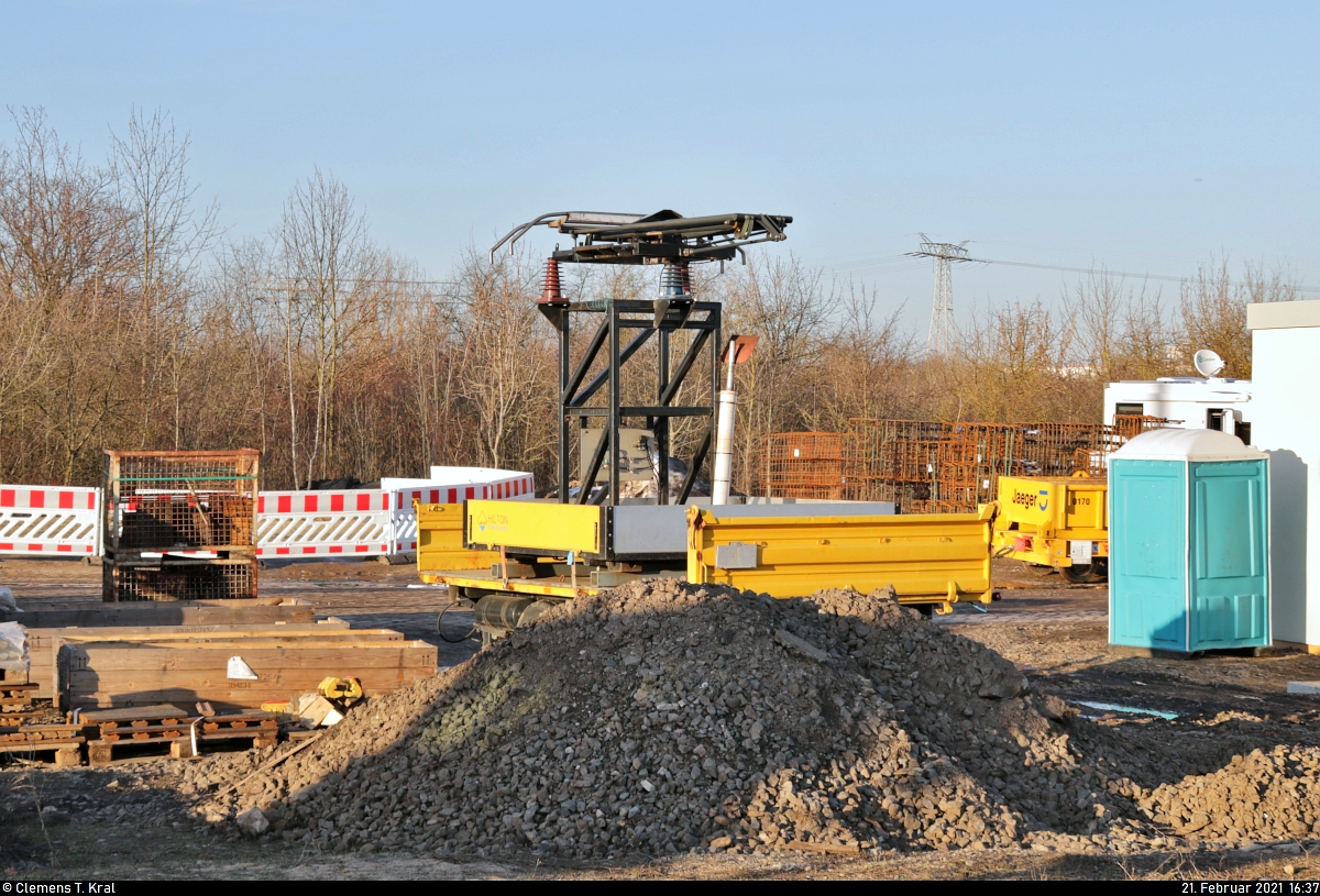 VDE 8 Komplexmaßnahme Halle Rosengarten–Angersdorf
▶ Standort: Bahnhof Angersdorf

Ich weiß zwar nicht genau, was es ist, aber mit dem Pantographen obendrauf sieht diese Vorrichtung zumindest sehr interessant aus.
Aufgenommen von Bahnsteig 2/3.

🚩 Bahnstrecke Halle–Hann. Münden (KBS 590)
🕓 21.2.2021 | 16:37 Uhr