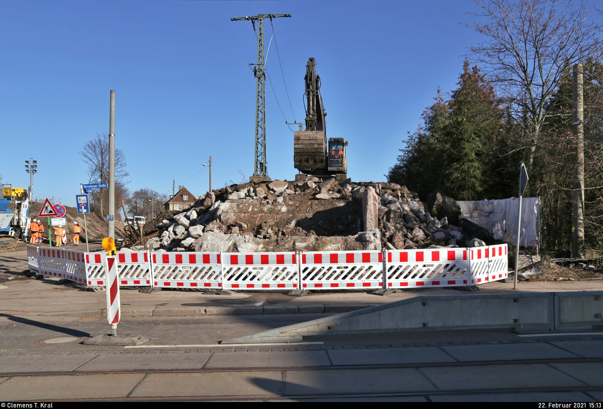 VDE 8 Komplexmaßnahme Halle Rosengarten–Angersdorf
▶ Standort: Halle Rosengarten

Ein Raupenbagger beseitigt noch einzelne Reste des Widerlagers der 1941 errichteten Argentinierbrücke, die Anfang Februar abgerissen wurde. Sie trug das Verbindungsgleis zur Thüringer Bahn Richtung Halle-Ammendorf.

🧰 Jaeger Spezial- und Tiefbau GmbH + Co KG (Jaeger Bernburg)
🚩 Bahnstrecke Halle–Hann. Münden (KBS 590)
🕓 22.2.2021 | 15:13 Uhr
