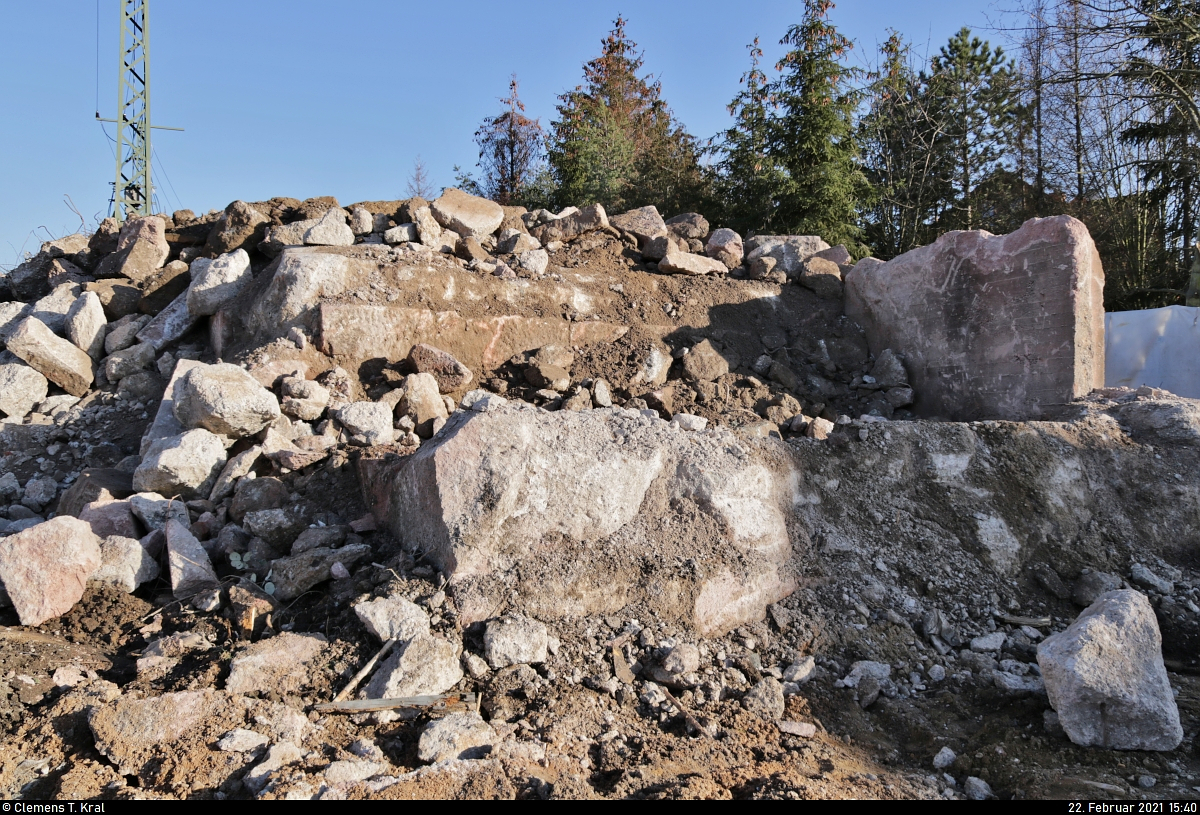 VDE 8 Komplexmaßnahme Halle Rosengarten–Angersdorf
▶ Standort: Halle Rosengarten

Überreste des Widerlagers der stählernen Argentinierbrücke, erbaut im Jahr 1941.
Aufgenommen hinter der Absperrung in der Merseburger Straße.

🚩 Bahnstrecke Halle–Hann. Münden (KBS 590)
🕓 22.2.2021 | 15:40 Uhr