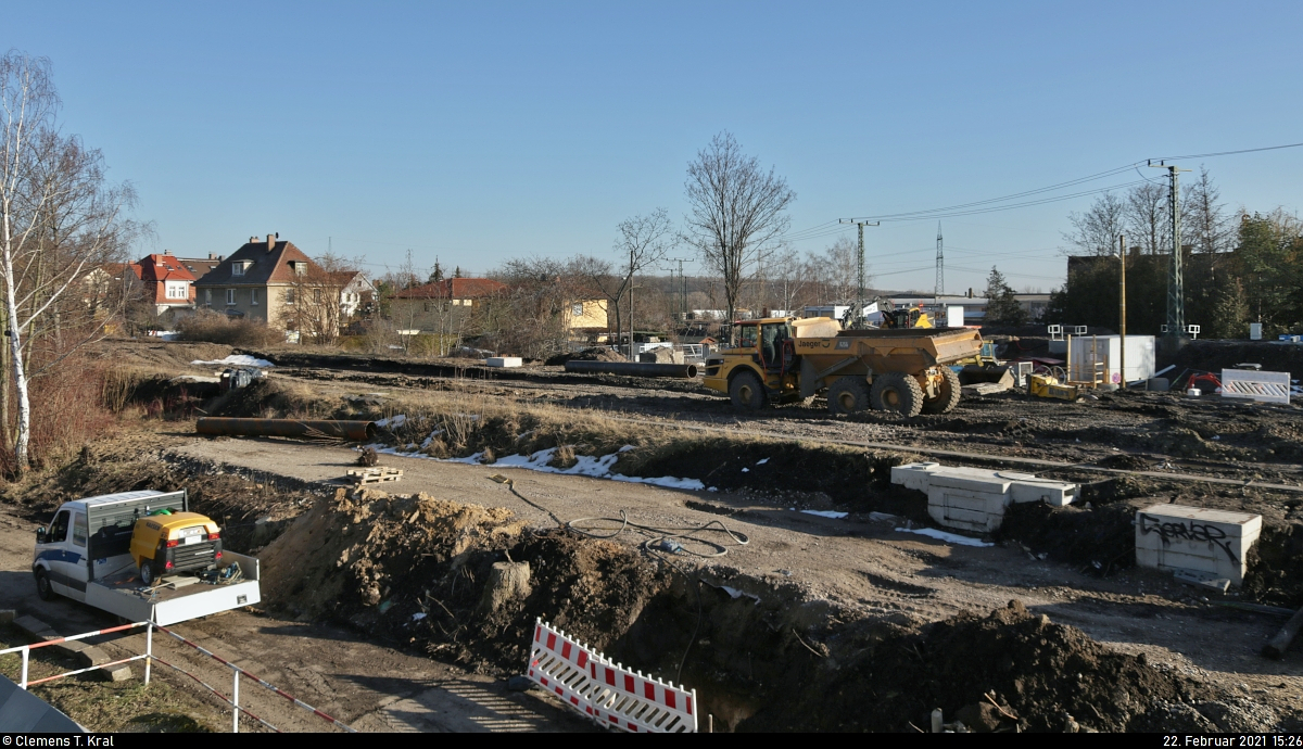VDE 8 Komplexmaßnahme Halle Rosengarten–Angersdorf
▶ Standort: Halle Rosengarten

Von einer zweigleisigen Hauptstrecke ist hier im Grunde nichts mehr zu sehen. Östlich der Bahnsteige wurden sämtliche Gleise, deren Unterbau sowie die Oberleitungsanlagen vollständig entfernt.
Ich stehe auf der Fußgängerbrücke über die Merseburger Straße.

🚩 Bahnstrecke Halle–Hann. Münden (KBS 590)
🕓 22.2.2021 | 15:26 Uhr