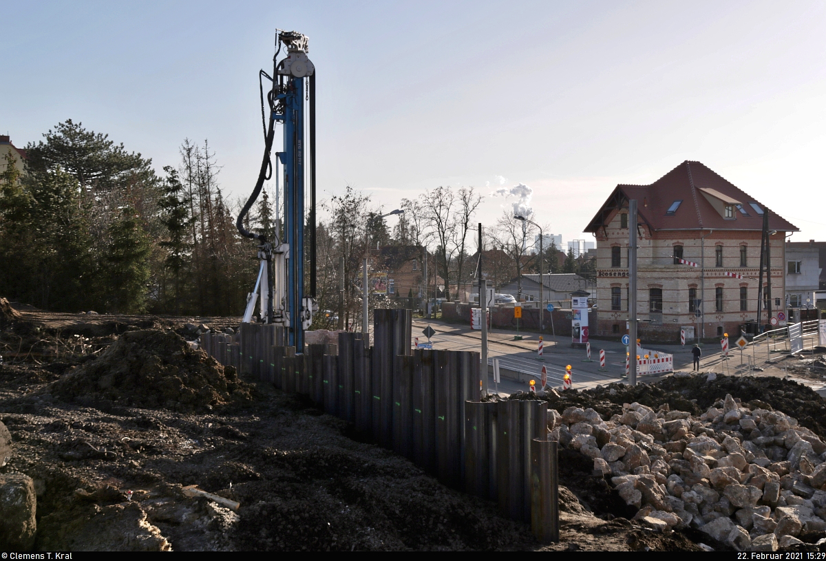 VDE 8 Komplexmaßnahme Halle Rosengarten–Angersdorf
▶ Standort: Halle Rosengarten

Unmittelbar nach dem Abriss der Rosengartenbrücke inkl. Widerlager am 6.2. wurde mit dem Setzen einer Spundwand begonnen, um die Baugrube zu sichern und abzudichten. Dabei kam die im Hintergrund sichtbare Ramme zum Einsatz.
Nebenbei angemerkt sei das alte Bahngebäude am rechten Bildrand, welches in jüngerer Vergangenheit wieder hervorragend hergerichtet wurde.
Aufgenommen im Gegenlicht von der Fußgängerbrücke über die Merseburger Straße.

🚩 Bahnstrecke Halle–Hann. Münden (KBS 590)
🕓 22.2.2021 | 15:29 Uhr