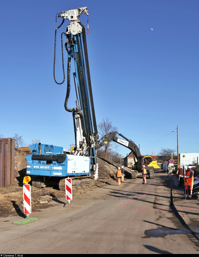 VDE 8 Komplexmaßnahme Halle Rosengarten–Angersdorf
▶ Standort: Halle Rosengarten

Zum Abbruch und zur Neuerrichtung der Bahnanlagen kommt allerhand schweres Gerät wie z.B. Raupenbagger und eine Ramme für Spundbohlen zum Einsatz, wie ein Blick in die Kasseler Straße als Bauzufahrt zeigt.

🧰 Jaeger Spezial- und Tiefbau GmbH + Co KG (Jaeger Bernburg)
🚩 Bahnstrecke Halle–Hann. Münden (KBS 590)
🕓 22.2.2021 | 15:38 Uhr