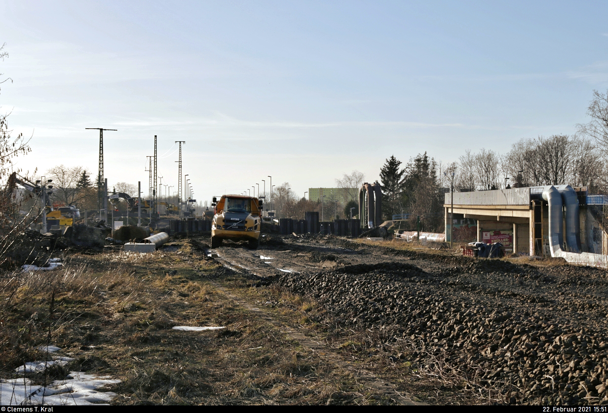 VDE 8 Komplexmaßnahme Halle Rosengarten–Angersdorf
▶ Standort: Halle Rosengarten

Östlich der ehemaligen Rosengartenbrücke hat sich das Gleis- zum Baufeld verwandelt. Damit ist bis Dezember 2021 von Halle (Saale) aus kein Weg in westlicher Richtung möglich.

🚩 Bahnstrecke Halle–Hann. Münden (KBS 590)
🕓 22.2.2021 | 15:51 Uhr