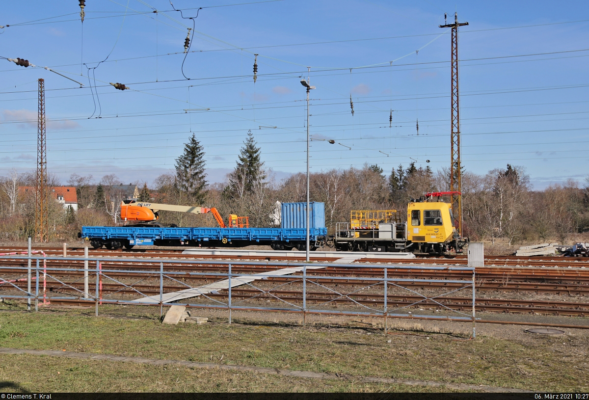 VDE 8 Komplexmaßnahme Halle Rosengarten–Angersdorf
▶ Standort: Bahnhof Halle-Nietleben

Gleisarbeitsfahrzeug GAF 100 R/H (99 80 9436 001-8 D-HCLOG) ist mit einem Flachwagen der Gattung  Res  (33 80 399 8 002-8 D-WSG), beladen mit einem Container und einer Arbeitsbühne, hier im Rahmen der aktuellen Bauarbeiten abgestellt.

🧰 Heicon Service GmbH + Co KG (Jaeger Bernburg)
🚩 Bahnstrecke Merseburg–Halle-Nietleben (KBS 588)
🕓 6.3.2021 | 10:27 Uhr
