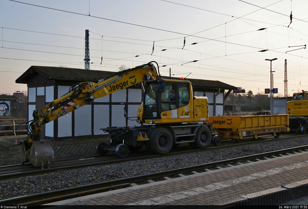 VDE 8 Komplexmaßnahme Halle Rosengarten–Angersdorf
▶ Standort: Bahnhof Angersdorf

Feierabend und Wochenendruhe in Angersdorf.
Ein Zweiwegebagger Liebherr A 922 Rail Litronic (99 80 9903 379-2 D-JUV) steht mit Gleiskraftwagenanhänger T5025-1 (Registrier-Nr. G 9783 193) im Abendlicht am Zugang zu Bahnsteig 2/3.

🧰 Jaeger Umwelt + Verkehr GmbH + Co KG
🚩 Bahnstrecke Halle–Hann. Münden (KBS 590)
🕓 26.3.2021 | 17:50 Uhr