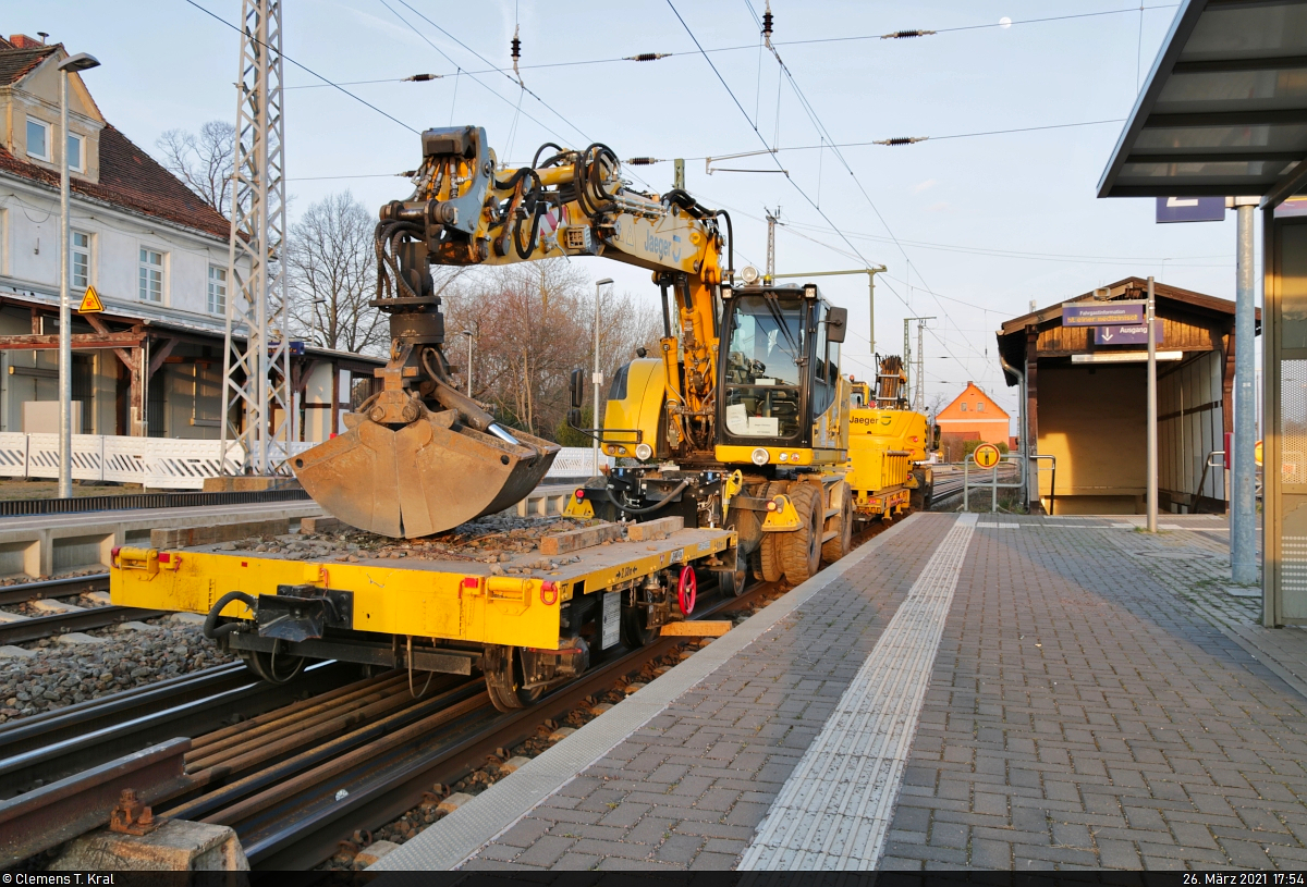 VDE 8 Komplexmaßnahme Halle Rosengarten–Angersdorf
▶ Standort: Bahnhof Angersdorf

Zwei Zweiwegebagger Liebherr A 922 Rail Litronic sind im Bahnhof Angersdorf übers Wochenende auf Gleis 2 abgestellt. Dem vorderen (99 80 9903 770-2 D-JUV) ist ein Gleiskraftwagenanhänger H25 (99 80 9752 122-8 D-JUV) vorgespannt.

🧰 Jaeger Umwelt + Verkehr GmbH + Co KG
🚩 Bahnstrecke Halle–Hann. Münden (KBS 590)
🕓 26.3.2021 | 17:54 Uhr
