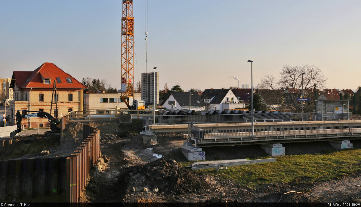 VDE 8 Komplexmaßnahme Halle Rosengarten–Angersdorf
▶ Standort: Halle Rosengarten

Merkwürdiger Anblick:
Ein Bahnsteig ohne Gleise, der ins Nichts führt. Wegen der Erneuerung der Bahnbrücken in Rosengarten ist die Hauptstrecke bis voraussichtlich Dezember vom Bahnknoten Halle (Saale) völlig abgeschnitten. Auch die Bahnsteiganlagen werden rundum erneuert. So erhält der Haltepunkt u.a. neue Zuwegungen und Lärmschutzwände.
Aufgenommen von der Fußgängerbrücke über die Merseburger Straße.

🚩 Bahnstrecke Halle–Hann. Münden (KBS 590)
🕓 31.3.2021 | 18:29 Uhr
