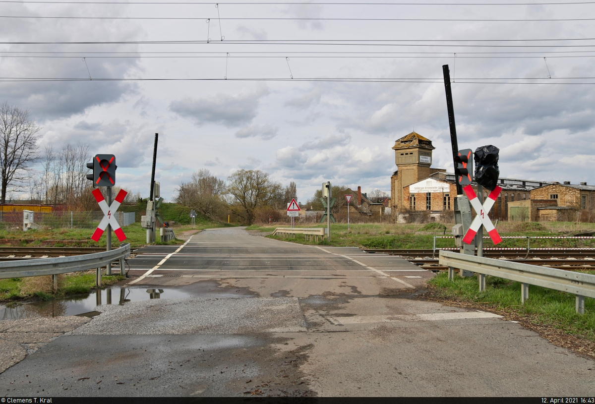 VDE 8 Komplexmaßnahme Halle Rosengarten–Angersdorf
▶ Standort: Teutschenthal, Reichsbahnstraße

 Mumifizierter  automatischer Bahnübergang (Bü) an der östlichen Bahnhofsausfahrt. Wegen der umfangreichen Bauarbeiten ist seit dem 10.4. auch der Abschnitt zwischen Angersdorf und Teutschenthal vollgesperrt. Bis voraussichtlich 25.11. fährt dort kein einziger regulärer Zug.

🚩 Bahnstrecke Halle–Hann. Münden (KBS 590)
🕓 12.4.2021 | 16:43 Uhr