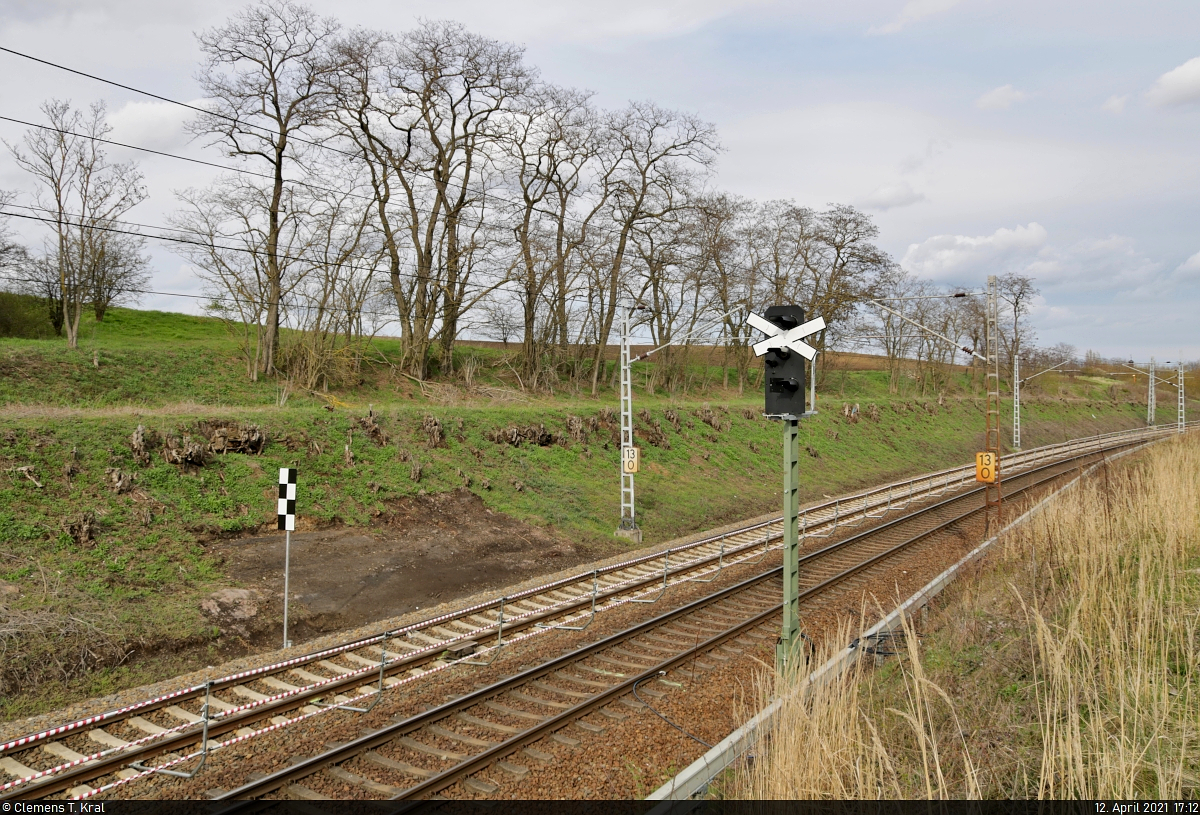 VDE 8 Komplexmaßnahme Halle Rosengarten–Angersdorf
▶ Standort: Blockstelle (Bk) Zscherben

Neues Hl-Hauptsignal B Richtung Angersdorf. Dieses steht, wie das Signal A Richtung Teutschenthal, nun einige Hundert Meter vor der eigentlichen Blockstelle am km 13,0. Für Züge auf dem Gegengleis wurde pro forma bereits eine Schachbretttafel Ne 4 aufgestellt, um auf die Gültigkeit des weiter rechts stehenden Signals zu verweisen.

🚩 Bahnstrecke Halle–Hann. Münden (KBS 590)
🕓 12.4.2021 | 17:12 Uhr