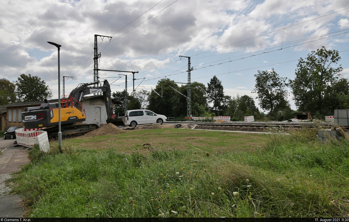 VDE 8 Komplexmaßnahme Halle Rosengarten–Angersdorf
▶ Standort: Bahnhof Angersdorf

Weg ist es, das elektromechanische Fahrdienstleiter-Stellwerk  Ag  der Bauart 1912 von Siemens&Halske. Etwa vier Monate nach meinem letzten Besuch ist nun kein einziger Stein mehr zu sehen. Fortan regelt ein ferngesteuertes elektronisches Stellwerk (ESTW-A) in Angersdorf den Zugverkehr. Ab dem kommenden Montag (29.11.2021) geht es los.

🚩 Bahnstrecke Halle–Hann. Münden (KBS 590)
🕓 17.8.2021 | 11:30 Uhr