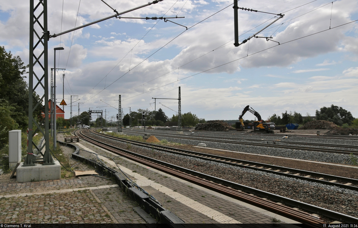 VDE 8 Komplexmaßnahme Halle Rosengarten–Angersdorf
▶ Standort: Bahnhof Angersdorf

Obligatorisch bei jedem meiner Baustellenbesuche: der Blick auf die Ausfahrt Richtung Halle (Saale) im Zuge des diesjährigen großen Umbaus. Im August nahmen die Anlagen langsam Gestalt an. Neben den beiden Hauptgleisen im Vordergrund - die nicht saniert wurden - lassen sich die künftigen fünf Abstellgleise zur Entlastung der Zugbildungsanlage (ZBA) Halle (Saale) erkennen. Dort muss aber noch die Oberleitung gespannt werden. Die neuen Masten, meist mit zwei Auslegern versehen, stehen bereits.

Hier die vergangenen Vergleichsbilder:

<a href= https://www.bahnbilder.de/bild/Deutschland~Galerien~Baustellen/1254332/vde-8-komplexmassnahme-halle-rosengarten8211angersdorf9654-standort.html  target= _blank >Mitte April 2021</a>

<a href= https://www.bahnbilder.de/bild/Deutschland~Galerien~Baustellen/1246844/vde-8-komplexmassnahme-halle-rosengarten8211angersdorf9654-standort.html  target= _blank >Ende Februar 2021</a>

<a href= https://www.bahnbilder.de/bild/Deutschland~Bahntechnische+Anlagen+und+Kunstbauten~Gleise+und+Weichen/1240208/blick-auf-die-oestliche-ausfahrt-des.html  target= _blank >Anfang Dezember 2020</a>

🚩 Bahnstrecke Halle–Hann. Münden (KBS 590)
🕓 17.8.2021 | 11:36 Uhr