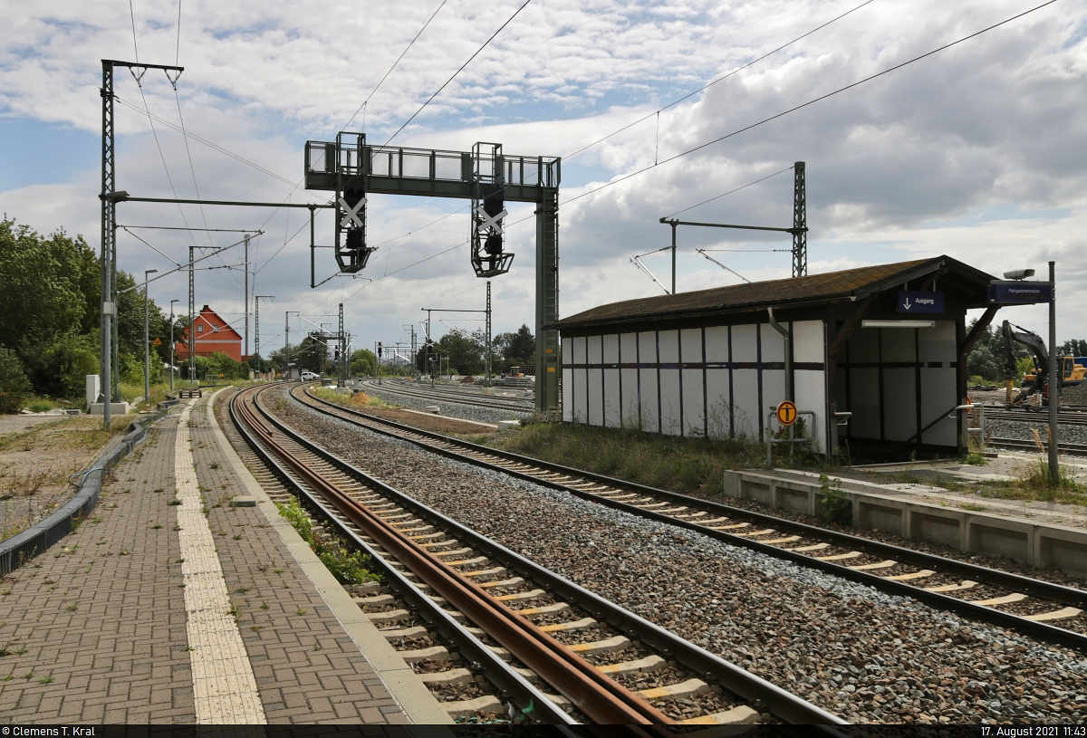 VDE 8 Komplexmaßnahme Halle Rosengarten–Angersdorf
▶ Standort: Bahnhof Angersdorf

Die Bahnhofsausfahrt Richtung Halle (Saale) mit neuer Signalbrücke, bestehend aus Vorsignalwiederholern des Ks-Systems. Im Zuge des Umbaus auf ESTW wurden hier die Hl-Signale verdrängt.
Der in die Jahre gekommene Treppenaufgang zum Personentunnel ist geblieben, nur der schon lange nicht mehr genutzte Tunnel zu einem alten Bahnsteig wurde zurückgebaut. Insofern ist der Bahnhof weiterhin nicht barrierefrei.

🚩 Bahnstrecke Halle–Hann. Münden (KBS 590)
🕓 17.8.2021 | 11:43 Uhr
