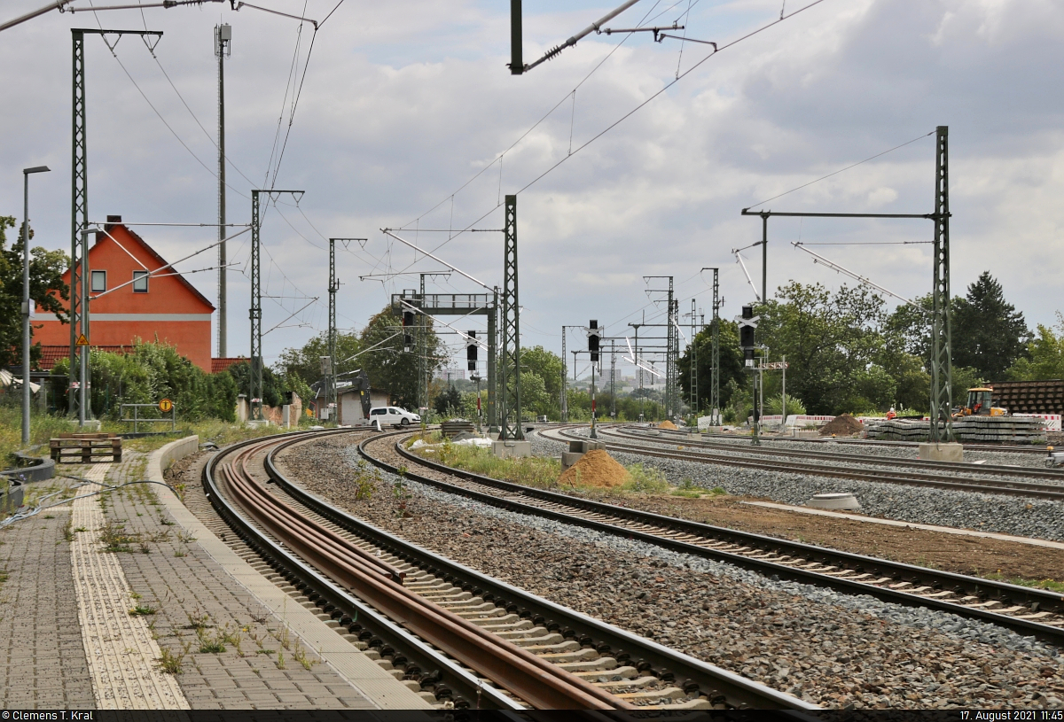 VDE 8 Komplexmaßnahme Halle Rosengarten–Angersdorf
▶ Standort: Bahnhof Angersdorf

Ein Zoom in das östliche Bahnhofsvorfeld zeigt die neuen, noch ungültigen Ks-Hauptsignale sowie den neuen Mastenwald mit Einzelmasten oder Masten mit zwei Auslegern. Die beiden vorderen Streckengleise ergänzen Abstellgleise für Güterzüge und das Verbindungsgleis zu den Buna-Werken.

🚩 Bahnstrecke Halle–Hann. Münden (KBS 590)
🕓 17.8.2021 | 11:45 Uhr