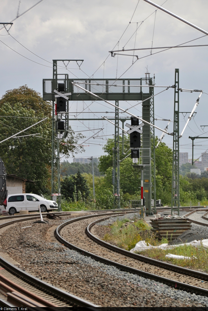VDE 8 Komplexmaßnahme Halle Rosengarten–Angersdorf
▶ Standort: Bahnhof Angersdorf

Neue Ausfahrsignale Richtung Halle (Saale) auf den Gleisen 1 und 2 - mit gewöhnlichem Signalmast und einer Signalbrücke. Mit dem Umbau rückten sie etwas nach hinten. Nun ist auch Gleiswechselbetrieb möglich. Die alten Hl-Signale standen nur auf dem jeweils rechten Gleis. Da derzeit keine Züge verkehren und das ESTW erst kurz vor dem 29.11.2021 angeschlossen wird, sind die Signale noch als ungültig gekennzeichnet.
Tele-Aufnahme vom Bahnsteig 1.

🚩 Bahnstrecke Halle–Hann. Münden (KBS 590)
🕓 17.8.2021 | 11:39 Uhr