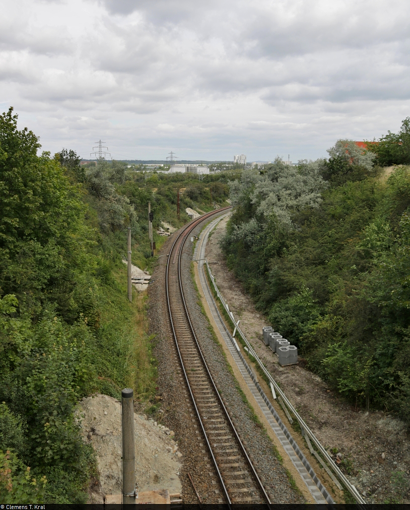 VDE 8 Komplexmaßnahme Halle Rosengarten–Angersdorf
▶ Standort: Angersdorf, Brücke Salzstraße

Auch das Gütergleis vom Bahnhof Angersdorf zum Kraftwerk Schkopau (Buna-Werke) wird umgekrempelt. Unter anderem werden ein neuer Kabelkanal verlegt und die Oberleitungsmasten ausgetauscht. Die Einfahrt nach Angersdorf regelt künftig ein Ks-Signal.

🚩 Bahnstrecke Merseburg–Halle-Nietleben (KBS 588)
🕓 17.8.2021 | 12:12 Uhr