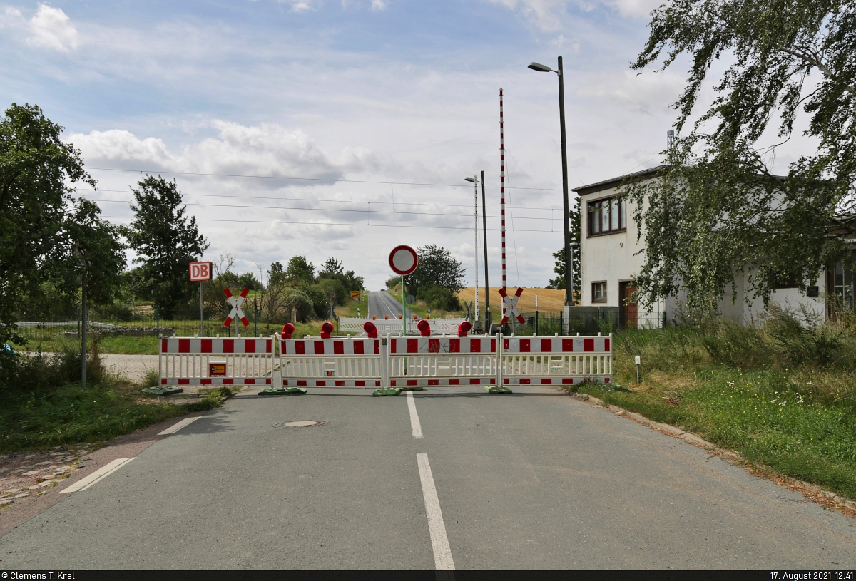 VDE 8 Komplexmaßnahme Halle Rosengarten–Angersdorf
▶ Standort: Blockstelle (Bk) Zscherben

Kein Durchkommen: Vom 4. August bis 29. September war der Bahnübergang auf der Teutschenthaler Straße wegen Gleiserneuerungen gesperrt.

🚩 Bahnstrecke Halle–Hann. Münden (KBS 590)
🕓 17.8.2021 | 12:41 Uhr