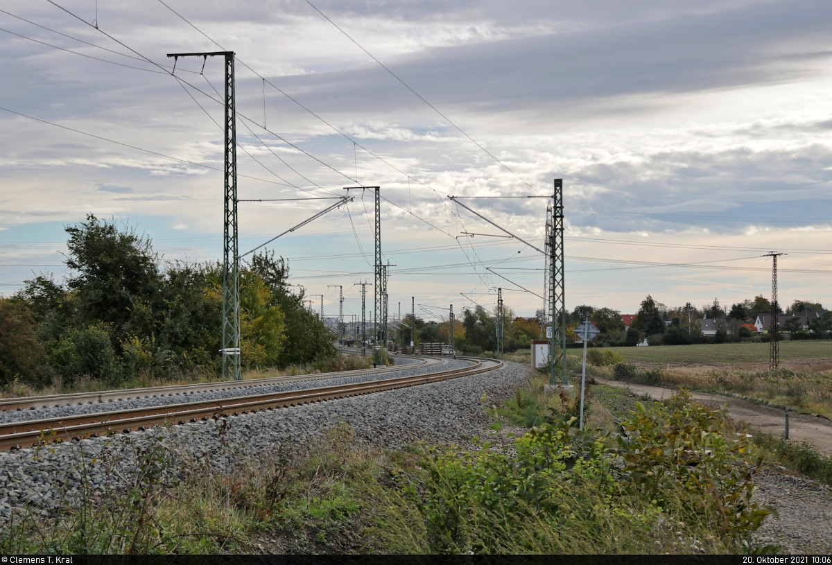 VDE 8 Komplexmaßnahme Halle Rosengarten–Angersdorf
▶ Standort: Angersdorf, Roßgraben

Neue Gleise, neue Masten: Die westliche Ausfahrt des Bahnhofs Angersdorf wurde umgekrempelt und präsentiert sich wieder zeitgemäß. Rechts der Hauptgleise, bis zum  El 6 -Schild, lag vor der Sanierung noch ein altes Ausziehgleis.

🚩 Bahnstrecke Halle–Hann. Münden (KBS 590)
🕓 20.10.2021 | 10:06 Uhr