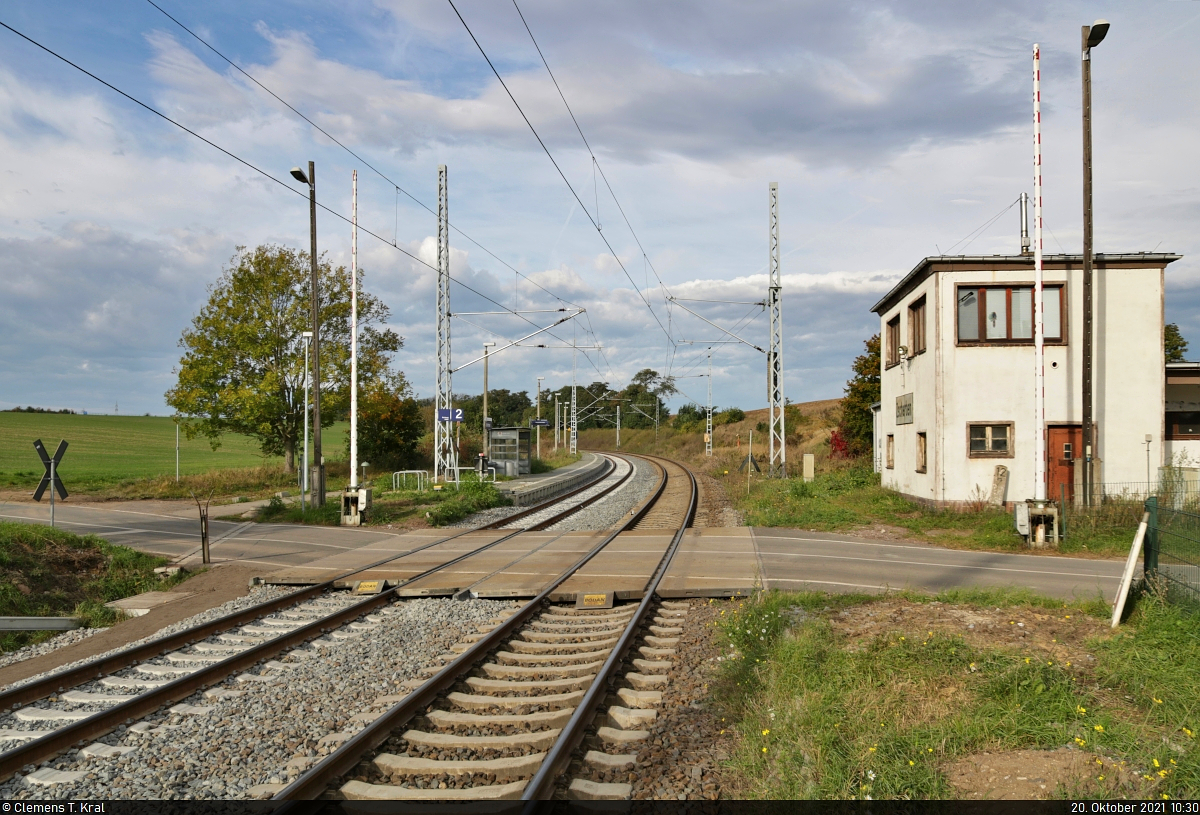 VDE 8 Komplexmaßnahme Halle Rosengarten–Angersdorf
▶ Standort: Blockstelle (Bk) Zscherben

Eigentlich alles beim Alten: Der Bahnübergang auf der Kreisstraße Richtung Teutschenthal präsentiert sich nach einer zweimonatigen Sperrung nahezu unverändert. Ins Auge fällt lediglich das sanierte Streckengleis Richtung Halle (Saale). Die Schranke wird weiterhin mechanisch von der Bk bedient. Weil aber keine Züge fahren, ist diese unbesetzt.
Aufgenommen vom Bahnsteig 1.

<a href= https://www.bahnbilder.de/bild/Deutschland~Bahntechnische+Anlagen+und+Kunstbauten~Bahnubergange/1278462/vde-8-komplexmassnahme-halle-rosengarten8211angersdorf9654-standort.html  target= _blank >Bild vom August 2021</a>

🚩 Bahnstrecke Halle–Hann. Münden (KBS 590)
🕓 20.10.2021 | 10:30 Uhr