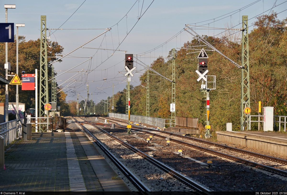 VDE 8 Komplexmaßnahme Halle Rosengarten–Angersdorf
▶ Standort: Bahnhof Halle Südstadt

Die Ausfahrt Richtung Angersdorf bzw. Halle-Nietleben wurde neu geordnet. Hinter den Ks-Signalen, die im Zuge der ESTW-Technik installiert wurden, befindet sich die Weiche für den eingleisigen Abschnitt bis zur Saalebrücke. Daneben liegt jetzt ein Wendegleis, sodass S-Bahnen – insbesondere Verstärkerfahrten – hier vorzeitig enden können.
Im Normalbetrieb kreuzen sich hier die neuen Linien S3 Halle-Nietleben–Wurzen und S7 Lutherstadt Eisleben–Halle(Saale)Hbf.

🚩 Bahnstrecke Halle–Hann. Münden (KBS 590)
🕓 28.10.2021 | 9:58 Uhr