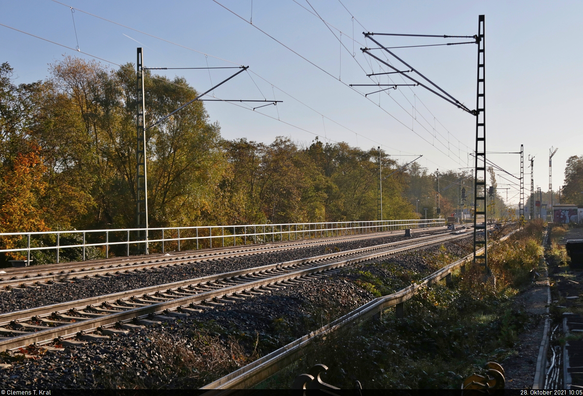 VDE 8 Komplexmaßnahme Halle Rosengarten–Angersdorf
▶ Standort: Bahnhof Halle Südstadt

Westlich der Bahnsteige wurde der Spurplan des Kreuzungsbahnhofs geändert. Das linke Gleis dient jetzt als Wendegleis für hier endende Züge, während auf dem rechten Gleis die Ein- und Ausfahrten stattfinden. Neu sind ebenfalls das Geländer und die Oberleitung (bisher standen die Masten in der Mitte). Später kommt noch eine Beleuchtungsanlage dazu.

🚩 Bahnstrecke Halle–Hann. Münden (KBS 590)
🕓 28.10.2021 | 10:05 Uhr