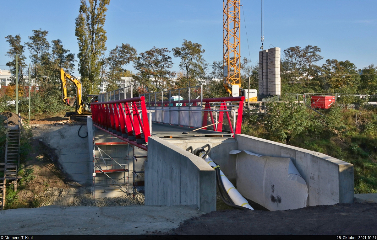 VDE 8 Komplexmaßnahme Halle Rosengarten–Angersdorf
▶ Standort: Halle Südstadt, Eierweg

Bauarbeiten für die neue Eierwegbrücke, die die Ferngleise zwischen der Saalebrücke und dem Abzweig Halle-Wörmlitz West überspannt.

<a href= https://www.bahnbilder.de/bild/Deutschland~Bahntechnische+Anlagen+und+Kunstbauten~Brucken+und+Kreuzungsbauwerke/1243006/neben-den-drei-bruecken-in-halle.html  target= _blank >Bild der alten Brücke</a>

🚩 Bahnstrecke Halle–Hann. Münden (KBS 590)
🕓 28.10.2021 | 10:29 Uhr