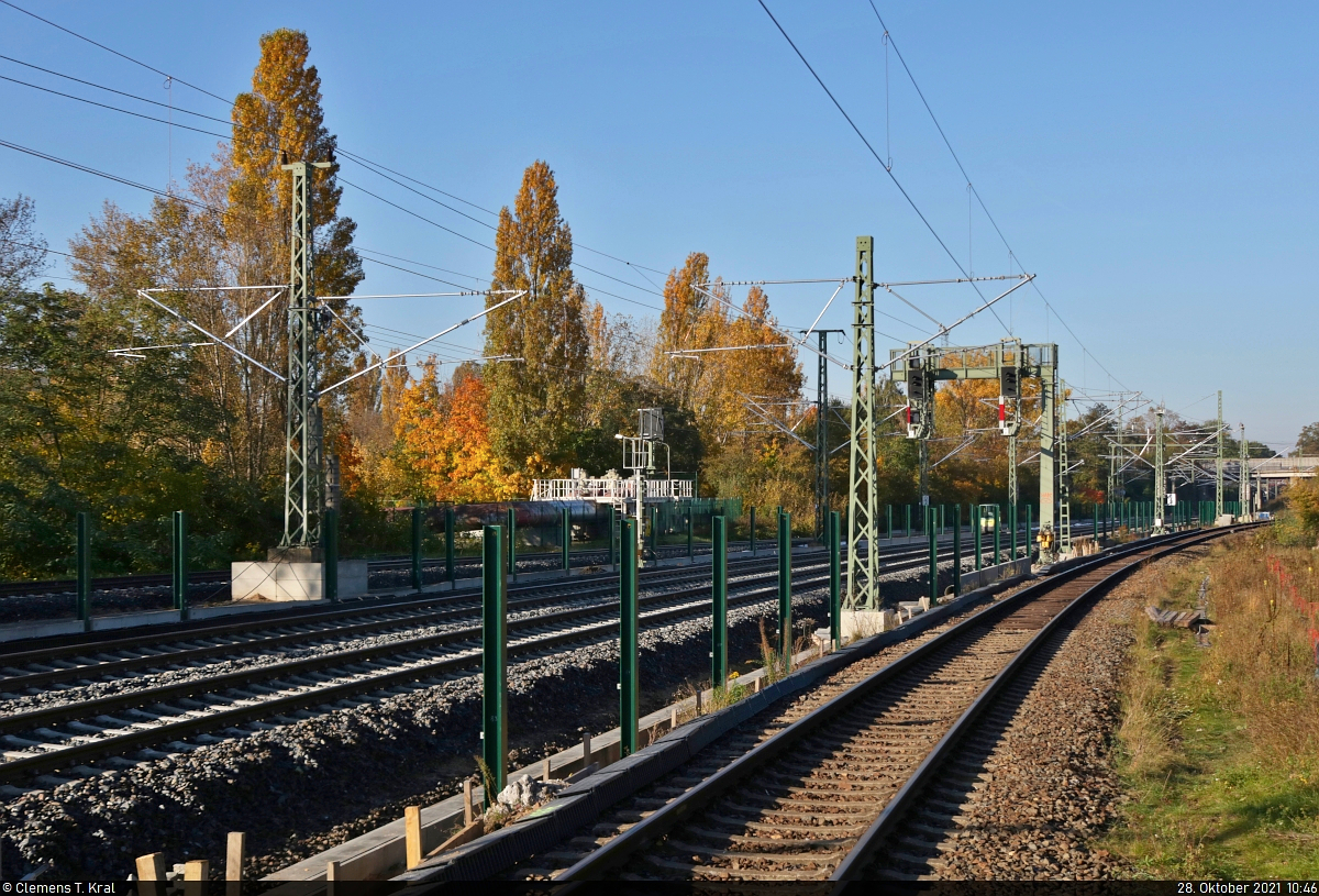 VDE 8 Komplexmaßnahme Halle Rosengarten–Angersdorf
▶ Standort: Hp Halle-Silberhöhe

Jeder wird sicher von alleine darauf kommen, was hier hochgezogen wird. Zwischen dem Hp Halle Rosengarten und dem Abzweig Halle-Wörmlitz West werden später insgesamt etwa 3000 Meter Lärmschutzwände stehen. Teilweise sind sie Bestandteil eines freiwilligen Programms des Bundes, sodass kein gesetzlicher Anspruch auf Lärmschutz besteht.
Am Ende des Bahnsteigs wurden die noch beiden sichtbaren Ferngleise festgehalten. Das vordere Gleis ist für die S-Bahn, am äußeren linken Rand mündet das Gütergleis von Halle-Ammendorf in die Strecke.

🚩 Bahnstrecke Halle–Hann. Münden (KBS 590)
🕓 28.10.2021 | 10:46 Uhr