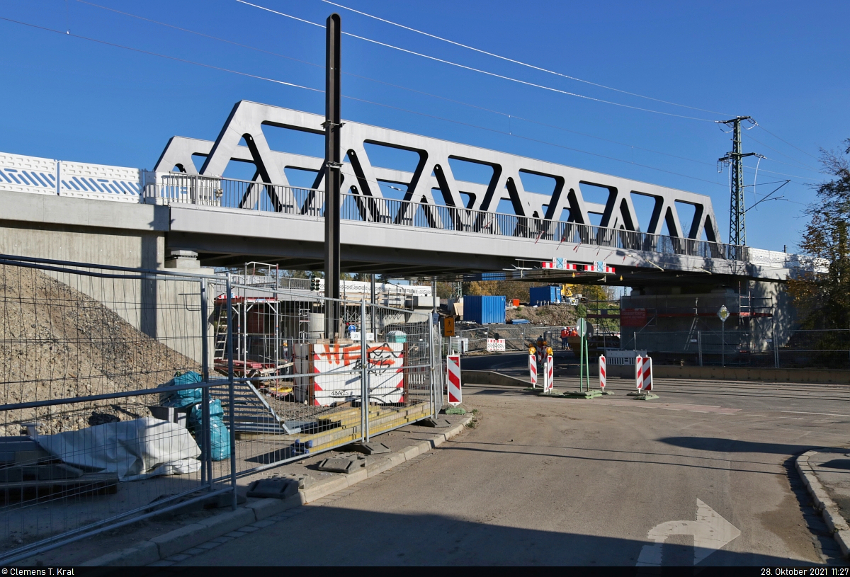 VDE 8 Komplexmaßnahme Halle Rosengarten–Angersdorf
▶ Standort: Halle Rosengarten

Die neue Argentinierbrücke auf dem Verbindungsgleis von und nach Halle-Ammendorf, das ausschließlich von Güterzügen genutzt wird. Sie wurde im Juli 2021 in einer konzentrierten Tag- und Nachtaktion eingeschoben. Ihre Form erinnert in Grundzügen an die <a href= https://www.bahnbilder.de/bild/Deutschland~Bahntechnische+Anlagen+und+Kunstbauten~Brucken+und+Kreuzungsbauwerke/1243153/morgen-ist-es-soweit-dann-hat.html  target= _blank >alte Brücke</a>.

🚩 Bahnstrecke Halle–Hann. Münden (KBS 590)
🕓 28.10.2021 | 11:27 Uhr