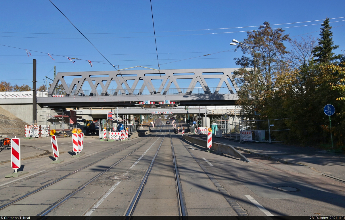 VDE 8 Komplexmaßnahme Halle Rosengarten–Angersdorf
▶ Standort: Halle Rosengarten

Blick auf die neue Argentinierbrücke. Sie überspannt die stark frequentierte Merseburger Straße, die im Zuge der Arbeiten ebenfalls umgebaut werden soll.

🚩 Bahnstrecke Halle–Hann. Münden (KBS 590)
🕓 28.10.2021 | 11:31 Uhr