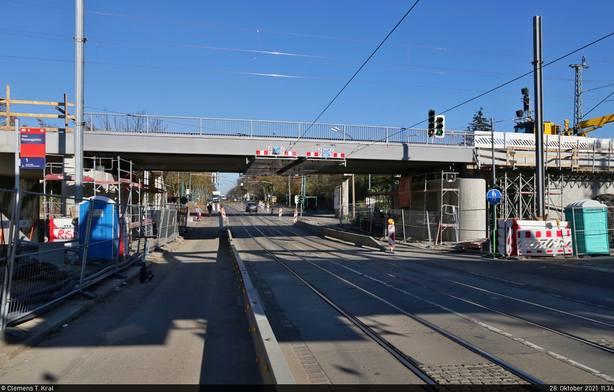 VDE 8 Komplexmaßnahme Halle Rosengarten–Angersdorf
▶ Standort: Halle Rosengarten

Die neue Rosengartenbrücke wirkt zweckmäßig und deutlich schlichter als die <a href= https://www.bahnbilder.de/bild/deutschland~strecken~kbs-590-halle-kasseler-bahn/1237910/die-tage-der-alten-rosengartenbruecke-in.html  target= _blank >alte Brücke</a>. Sie besteht aus zwei einzelnen Brückenteilen und wurde, wie die benachbarte Argentinierbrücke, im Juli 2021 eingehoben.
In Zukunft sind damit wieder Geschwindigkeiten von bis zu 120 km/h möglich. Vorher waren nur 50 km/h erlaubt. Die beiden Pfeiler sollen den Straßenraum begrenzen, links und rechts davon ist künftig mehr Platz für Fußgänger und Radfahrer.

🚩 Bahnstrecke Halle–Hann. Münden (KBS 590)
🕓 28.10.2021 | 11:34 Uhr