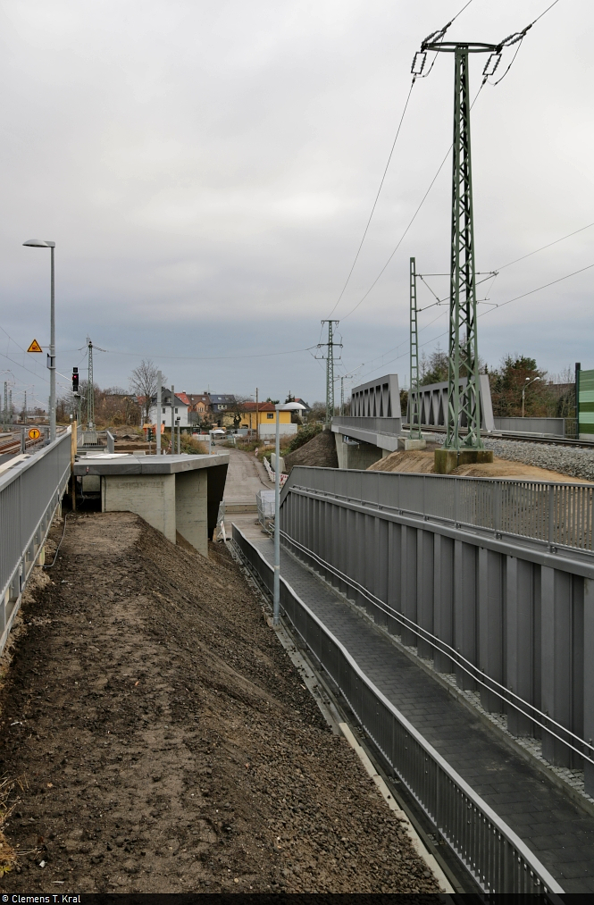 VDE 8 Komplexmaßnahme Halle Rosengarten–Angersdorf
▶ Standort: Halle Rosengarten

Bauzustand zur Wiederaufnahme des Zugverkehrs nach einjähriger Totalsperrung. Zwischen Bahnsteig 1 Richtung Halle(Saale)Hbf und dem Verbindungsgleis nach Halle-Ammendorf wurde wieder eine barrierefreie Rampe errichtet. Nun fehlt noch die Treppenanlage.

<a href= https://www.bahnbilder.de/bild/Deutschland~Galerien~Baustellen/1286056/vde-8-komplexmassnahme-halle-rosengarten8211angersdorf9654-standort.html  target= _blank >Bau der Rampe im Oktober 2021</a>

🚩 Bahnstrecke Halle–Hann. Münden (KBS 590)
🕓 15.12.2021 | 10:17 Uhr