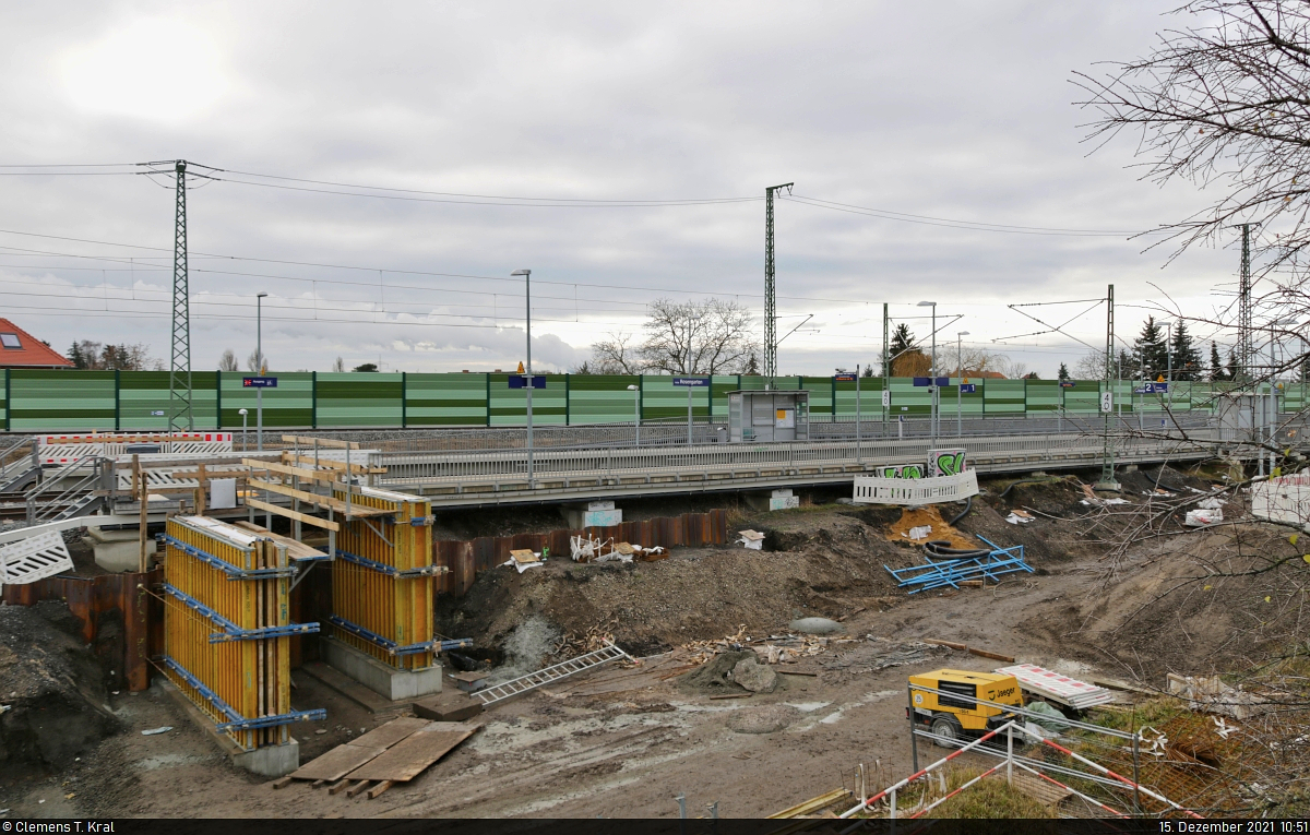 VDE 8 Komplexmaßnahme Halle Rosengarten–Angersdorf
▶ Standort: Halle Rosengarten

Auch nach Öffnung des neuen Streckenabschnitts wird rund um den Brücken und Bahnsteigen noch gebaut. Besonders ins Auge fällt nun die in Grün gehaltene Lärmschutzwand. Nicht fertig geworden sind bislang die Zugänge zum Bahnsteig 2 Richtung Halle Südstadt. Hier müssen Zugreisende zunächst einen Umweg über die benachbarte Fußgängerbrücke gehen, von der das Foto angefertigt wurde.

🚩 Bahnstrecke Halle–Hann. Münden (KBS 590)
🕓 15.12.2021 | 10:51 Uhr