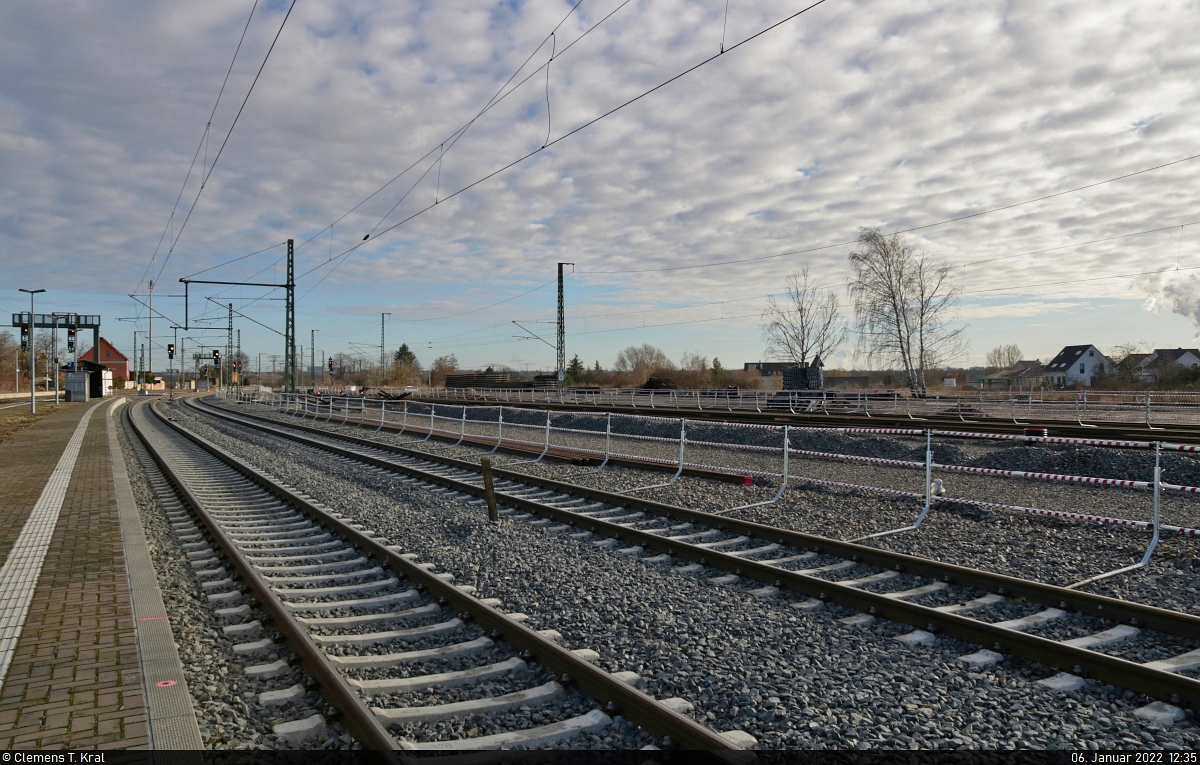 VDE 8 Komplexmaßnahme Halle Rosengarten–Angersdorf
▶ Standort: Bahnhof Angersdorf

Eine Weile wird es wahrscheinlich noch dauern, bis die Rückhaltegleise für die Zugbildungsanlage (ZBA) Halle (Saale) fertig werden. Diese befinden sich zwischen den Gleisen 3 und 4 (Vordergrund) sowie dem Verbindungsgleis zu den Buna-Werken und lagen vor dem Umbau brach. Ob sich die Maßnahme lohnt, zumal dem Anschein nach keine Oberleitung zu erkennen ist, bleibt vorerst offen.

🕓 6.1.2022 | 12:35 Uhr
