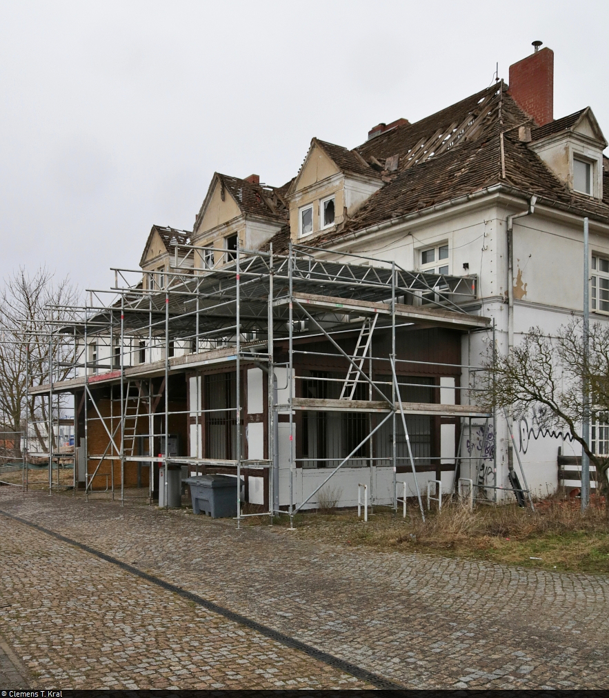 VDE 8 Komplexmaßnahme Halle Rosengarten–Angersdorf
▶ Standort: Bahnhof Angersdorf

Die Tage des Angersdorfer Empfangsgebäudes sind gezählt. Momentan läuft der Abriss. An Bahnsteig 1 wurde das Vordach über der Fußgängerunterführung zu Bahnsteig 2/3 bereits eingerüstet.

🕓 11.2.2022 | 14:42 Uhr