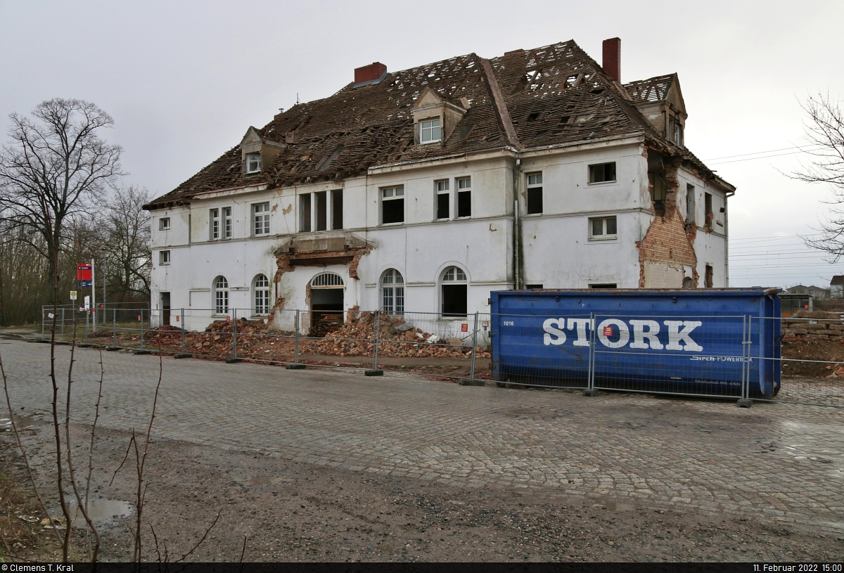 VDE 8 Komplexmaßnahme Halle Rosengarten–Angersdorf
▶ Standort: Bahnhof Angersdorf

Der Abriss des Empfangsgebäudes. Über viele Jahre wurde es dem Verfall preisgegeben, nun kommt das vermutlich am Anfang des 20. Jahrhunderts entstandene Bauwerk im Rahmen des großen Umbaus weg. Daher hier noch einmal eine letzte Gesamtansicht während der schon laufenden Entkernung.

🕓 11.2.2022 | 15:00 Uhr