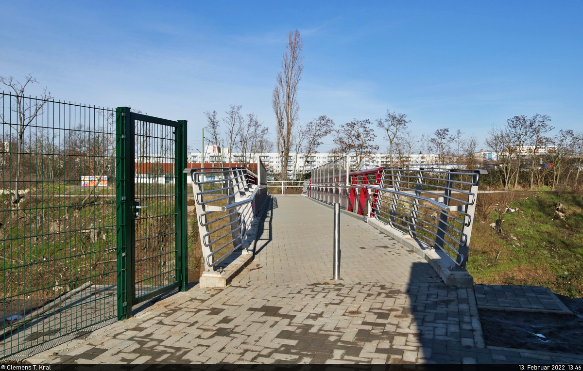 VDE 8 Komplexmaßnahme Halle Rosengarten–Angersdorf
▶ Standort: Halle Südstadt, Eierweg

Nach einem Jahr wieder begehbar: Die Eierwegbrücke, welche die Südstadt mit Wörmlitz verbindet und die beiden Ferngleise zwischen dem Hp Halle-Silberhöhe und der Saalebrücke überspannt. Sie wurde während der langen Streckensperrung grundhaft erneuert.

<a href= https://www.bahnbilder.de/bild/Deutschland~Bahntechnische+Anlagen+und+Kunstbauten~Brucken+und+Kreuzungsbauwerke/1285946/vde-8-komplexmassnahme-halle-rosengarten8211angersdorf9654-standort.html  target= _blank >Brücke im Bauzustand (Oktober 2021)</a>

<a href= https://www.bahnbilder.de/bild/Deutschland~Bahntechnische+Anlagen+und+Kunstbauten~Brucken+und+Kreuzungsbauwerke/1243006/neben-den-drei-bruecken-in-halle.html  target= _blank >Bild der alten Brücke</a>

🕓 13.2.2022 | 13:46 Uhr