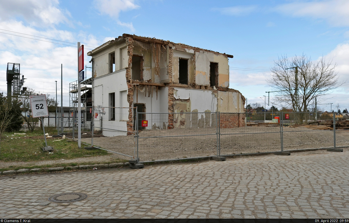 VDE 8 Komplexmaßnahme Halle Rosengarten–Angersdorf
▶ Standort: Bahnhof Angersdorf

Der Abriss des Empfangsgebäudes | Teil II
Letzte Überreste des Gebäudes, von der Straßenseite aus gesehen.

🕓 9.4.2022 | 9:59 Uhr