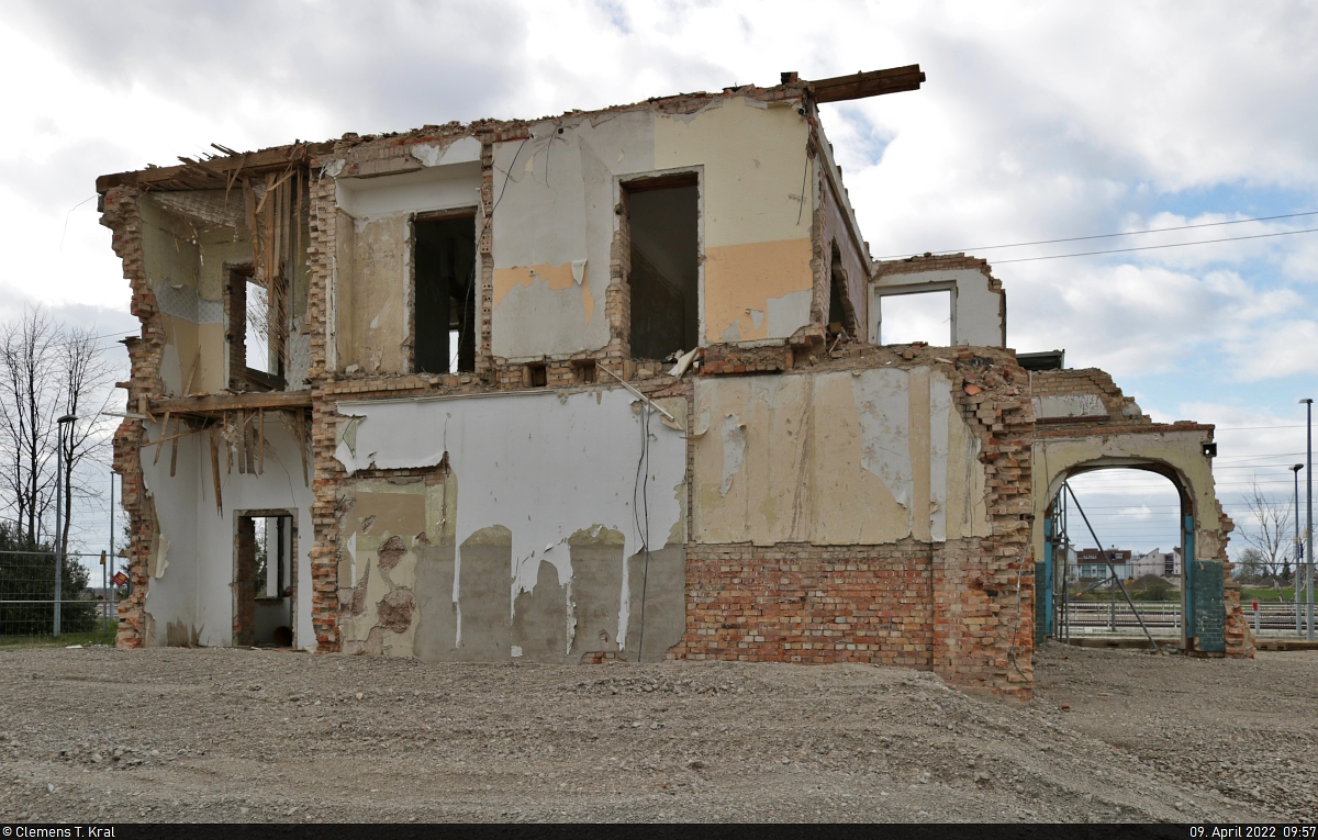 VDE 8 Komplexmaßnahme Halle Rosengarten–Angersdorf
▶ Standort: Bahnhof Angersdorf

Der Abriss des Empfangsgebäudes | Teil II
Ein Blick durch den Bauzaun auf die Ruine.

🕓 9.4.2022 | 9:57 Uhr